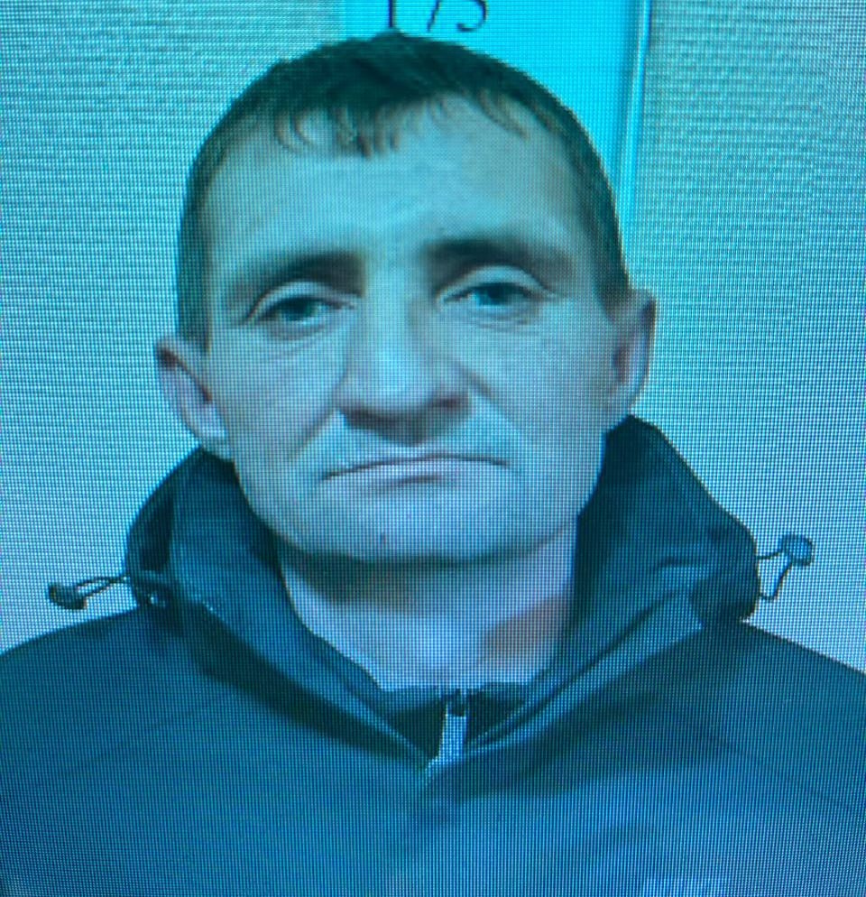 44-летний мужчина пропал в Бурятии четыре месяца назад Александр Хомяков в апреле ушел из дома в селе Тарбагатай и до настоящего времени не вернулся. Приметы: европейской внешности, на вид 40-45 лет, рост 178 сантиметров, среднего телосложения, волосы темные русые, глаза голубые. Был одет: синяя спортивная кофта, синие джинсы, белые кроссовки, черная кепка. Если вы обладаете какой-либо информацией о пропавшем, сообщите по телефонам: 8 983 535-10-03, 8 301 46-55-496 или 102.