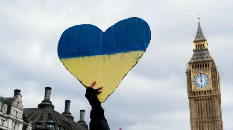 Великобритания отказывает украинцам в постоянном убежище Великобритания начала массово отказывать украинским гражданам в предоставлении постоянного убежища, ссылаясь на то, что западные регионы Украины считаются безопасными, передает ArbatMedia Министерство внутренних дел Великобритании всё чаще отклоняет прошения украинцев о предоставлении постоянного убежища. Ведомство объясняет это тем, что западная часть Украины якобы не представляет угрозы для жизни, а значит, не даёт оснований для постоянной защиты. При этом у украинцев всё ещё остаётся возможность остаться в стране легально. Для этого необходимо оформить одну из виз, которая в будущем даёт право на постоянное проживание. Наиболее доступным вариантом считается рабочая виза. Однако получить её становится всё труднее. С начала года власти ужесточили требования к кандидатам. Более того, в правящей партии обсуждают продление срока ожидания постоянного вида на жительство с пяти до десяти лет для обладателей таких виз. Прислать новость