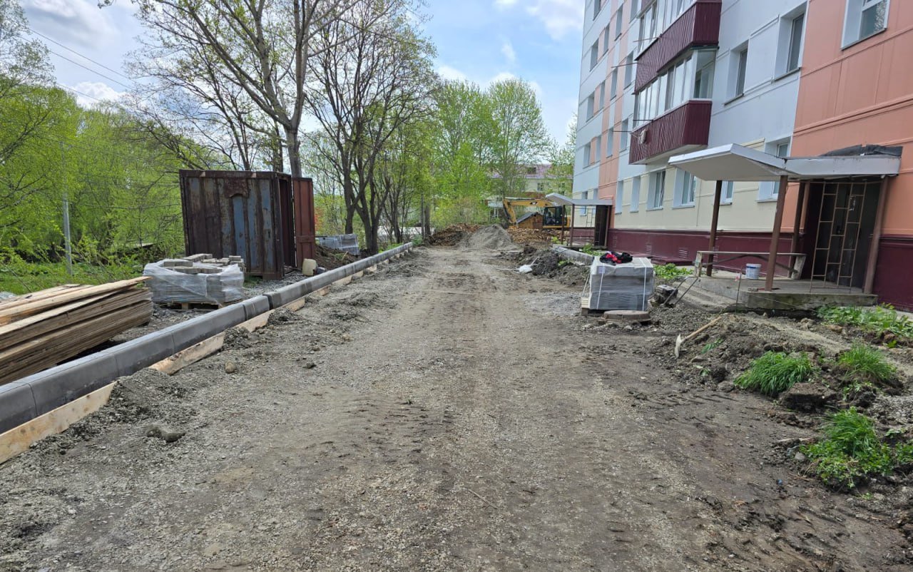 В селе Быков приступили к капитальному ремонту дворовых территорий на улицах Горняцкая, 15 и Шахтерская, 7. Выполнен демонтаж старого покрытия, устанавливаются бортовые камни, готовятся основания под новое асфальтобетонное покрытие, обустраиваются тротуары. При поддержке правительства Сахалинской области и губернатора Валерия Лимаренко в этом году в Долинском районе удалось охватить капитальным ремонтом девять дворов в Долинске, селах Быков, Стародубское, Советское, Сокол.