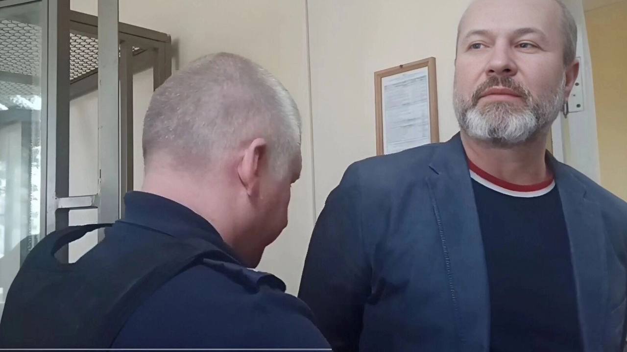 Прокурор запросил 14 лет колонии для экс замгубернатора Ростовской области Виталия Кушнарёва Гособвинение считает что бывшего министра транспорта нужно признать виновным и приговорить к 14 годам лишения свободы по статье о получении взятки и к четырем годам по статье о незаконном хранении оружия Сотрудник надзорного ведомства отметил малолетнего ребенка на иждивении Кушанрёва Поэтому путем сложения сроков и смягчающее обстоятельства общее время за решеткой может достигнуть 14 лет колонии Напомним Виталия Кушнарёва обвиняют в получении 27 миллионов рублей взятка от директора Т Транс и хранении пистолета Colt который экс чиновник якобы нашел недалеко от дома на берегу реки Подписаться Прислать нам новость Читать нас в MAX