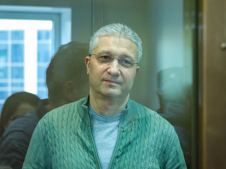 Адвокаты бывшего заместителя министра обороны Тимура Иванова, осужденного на 13 лет лишения свободы за растрату и вывод около ₽3,9 млрд из банка «Интеркоммерц», подали апелляционную жалобу на вынесенный приговор. Один из юристов экс-чиновника сообщил, что защита будет добиваться оправдания своего подзащитного. «Мы подали апелляционную жалобу на приговор Тимуру Иванову. В ней защита просит отменить решение суда первой инстанции по делу о растрате, прекратить по нему уголовное преследование и настаивает на оправдании своего подзащитного», — заявил адвокат Иванова. 1 июля Московский городской суд признал Иванова виновным в растрате средств при покупке двух паромов для Керченской переправы и выводе более ₽3,9 млрд из банка «Интеркоммерц», приговорив его к 13 годам колонии и штрафу в размере ₽100 млн. Его бывший подчиненный Антон Филатов был приговорен к 12,5 года колонии и штрафу в размере ₽25 млн. Кроме того, суд лишил Иванова права занимать административные должности на срок 4 года и назначил ему 2 года ограничения свободы. Он также был лишен государственных наград, включая два ордена «За заслуги перед Отечеством» третьей и четвертой степеней. Суд также постановил взыскать в доход государства активы и недвижимость фигурантов, которые были арестованы ранее. И ведь могут оспорить приговор. Или добиться освобождения по амнистии или по УДО. Или даже вообще требовать оправдания по вновь вскрывшимся обстоятельствам. Потому что в России, давно вернувшейся к сословному обществу, для аристократии и для простолюдинов правосудие работает по разному. Так и живем, уважаемые читатели.