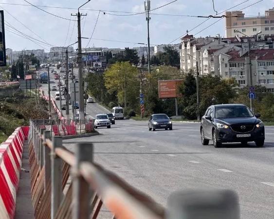 С чего началось строительство новой дороги в Севастополе  В начале недели в районе ТЦ «Лаванда» уже огородили часть тротуара. В Севастополе приступили к обустройству новой дороги к социальным объектам, строящимся в районе торгового центра «Лаванда».   Об этом в своих социальных сетях сообщил и. о. вице-губернатора города Павел Иено.  «Подрядчик уже приступил к строительству дороги, на месте работают геодезисты. Первостепенная задача – переустройство всех инженерных сетей до конца года. Далее – обустройство тротуаров шириной 2 метра, замена наружного освещения, благоустройство и озеленение территории», – уточнил чиновник.  В рамках контракта стоимостью почти 200 млн рублей подрядчики должны обустроить одностороннюю дорогу с шириной 6 метров. Протяжённость дороги-дублёра составит около 300 метров.  Завершить обустройство подъезда к и физкультурно-оздоровительному комплексу на улице Вакуленчука планируется в первой половине 2025 года, добавил Павел Иено.  Оперативный Севастополь