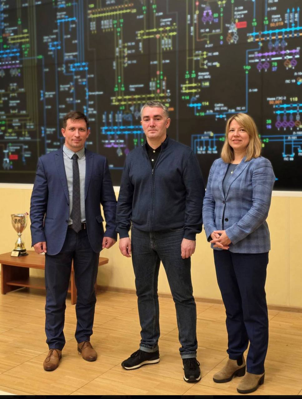 На базе Кольского регионального диспетчерского управления Заместитель директора департамента оперативного управления минэнерго России Виталий Поправка первый заместитель министра энергетики и ЖКХ Мурманской области Алёна Кузнецова и директор РДУ Андрей Щенников рассмотрели вопросы надежности энергоснабжения региона Обсудив особенности электросетевого комплекса режимно балансовую ситуацию и организацию оперативно диспетчерского управления участники встречи отметили важность реализуемых устройств противоаварийной и режимной автоматики позволяющих предотвратить аварии и обеспечивать надежное функционирование энергосистемы Подробнее по ссылке   minenergo gov murman ru news news 554106 clear cache Y