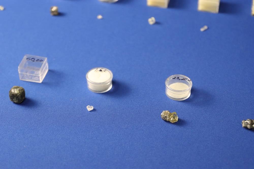 Сокровищница Якутии пополнилась необычными алмазами Якутия земля вечной мерзлоты и бескрайних просторов недра которой хранят настоящее сокровище алмазы редкие и очень ценимые ювелирами драгоценные камни Однако далеко не каждый житель республики хоть раз в жизни видел настоящий природный алмаз Чтобы закрыть этот пробел Гохран РС Я совместно с компанией АЛРОСА решил пополнить свою коллекцию уникальных алмазов и в скором времени представит их якутянам и гостям республики ulusmedia Читайте нас в MAX