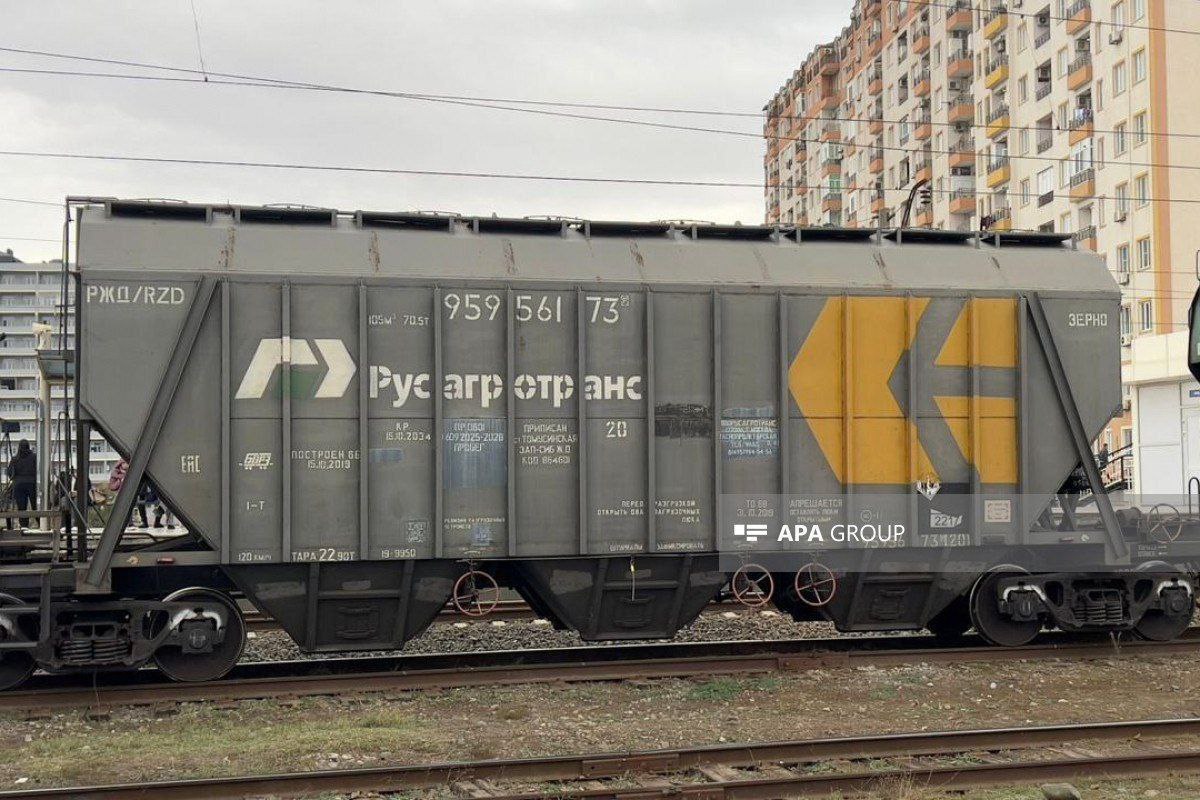 15 вагонов с российским зерном в ближайшие часы прибудут из Азербайджана на территорию Грузии а затем и Армении сказал гендиректор ЮКЖД Алексей Мельников Вице премьер Армении Мгер Григорян в свою очередь прокомментировал Железнодорожный состав с зерном следующий из России в Армению уже проходит по территории Азербайджана в направлении Грузии Состав с российским зерном скоро прибудет в Армению Пользуясь случаем хочу отметить что я высоко ценю проделанную в этом направлении работу моих азербайджанских и российских коллег Это событие имеет большое значение для укрепления взаимного доверия и продвижения мирной повестки APA Caucasian bureau