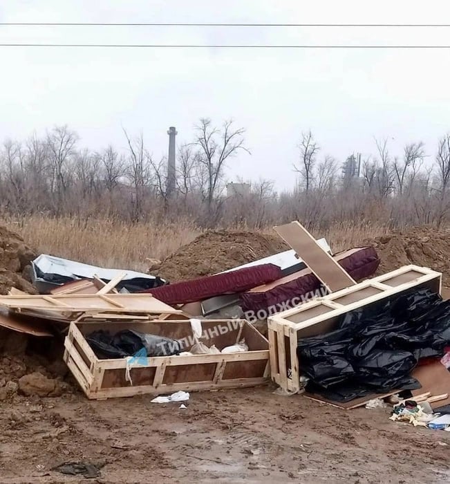 Под Волгоградом нашли выброшенные цинковые гробы для «груза 200», на место выехала полиция и чиновники  «Сотрудники контрольного управления администрации Волгограда выявили факт выброса гробов на территории города. По факту вызвали полицию», — сообщает сайт «Волгоград-онлайн» со ссылкой на местных чиновников.  Свалку цинковых гробов, обтянутых красной тканью, и деревянных укреплений для перевозки таких гробов, обнаружили недалеко в Волжском  спутник Волгограда , недалеко от улицы 7-й автодороги, рядом пустыри и промзона.  «Похоже, это скандал. На пустырь выкинули гробы. Черные пакеты как будто из-под трупов... Явно "груз 200" выкинули», — цитирует V1 реакцию жителей под фотографиями со свалкой гробов.  Первые комментарии чиновников говорят о том, что вскрылся факт нарушения утилизации такого рода продукции, и предполагаемый виновник — одно из городских ритуальных агентств, которое участвует в захоронении погибших на СВО.  По правилам, цинковые гробы требуется утилизировать у регионального мусорного оператора по особым правилам. Предполагается, что выбросившие гробы на городской пустырь хотели сэкономить на утилизаци.  ↩  В прошлом году похожий случай произошел в Кургане. В лесополосе обнаружили выброшенные четыре цинковых гроба. Представитель областного союза похоронных организаций тогда заявлял, что на подобные нарушения идут мелкие предприниматели, у которых нет сотрудников, технологий и договоров на утилизацию такого рода груза, а гробы негде хранить.  Фото: Типичный Волжский