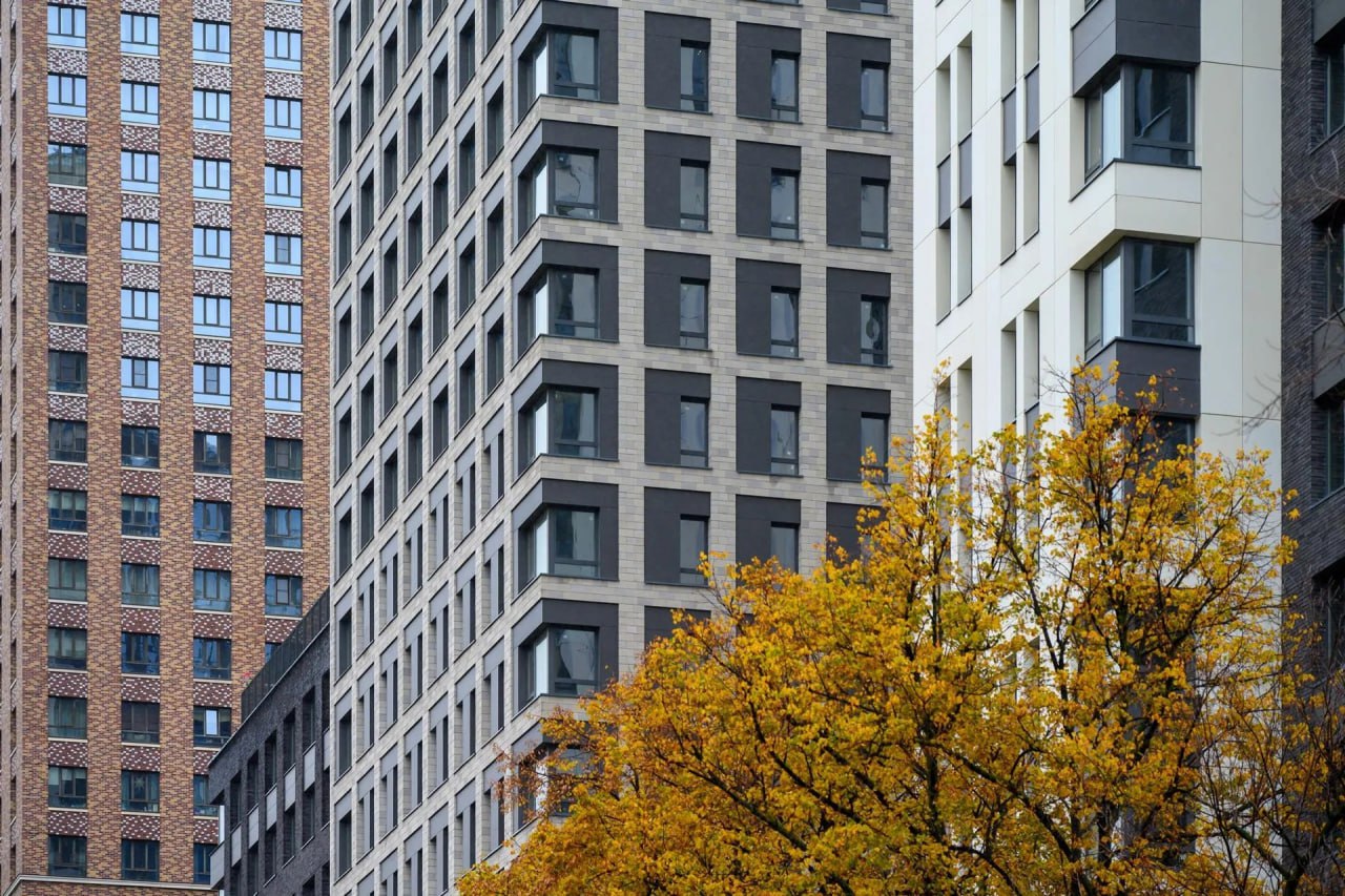 Дольщики двух корпусов жилого комплекса в районе Западное Дегунино начали получать ключи Застройщик передаст дольщикам 690 квартир без отделки а также 75 нежилых помещений и 167 машино мест Два корпуса с жилой площадью 28 6 тысячи м² были введены в эксплуатацию в октябре этого года рассказал глава Мосгосстройнадзора Антон Слободчиков Корпуса объединены стилобатом в нем откроются 11 коммерческих точек На первом этаже сейчас ведется ремонт помещений площадью около 500 квадратов для частного детского сада рассчитанного на 55 малышей Площадь внутреннего двора составляет почти 0 8 гектара Здесь реализовано комплексное озеленение появились детские площадки для подвижных игр спортивные зоны и сенсорный сад Ильменский проезд д 12 САО