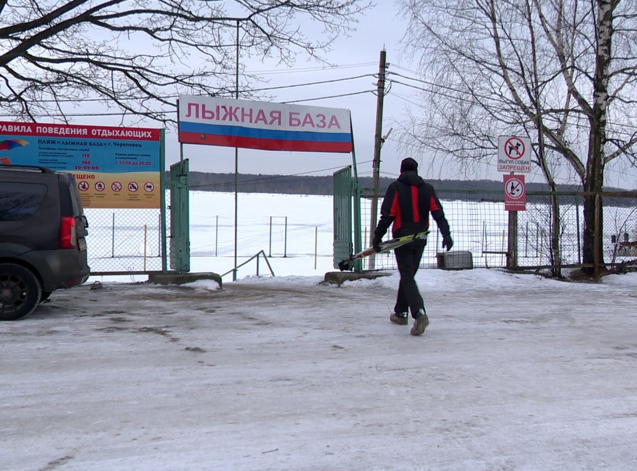 Погода приостановила сезон зимних катаний в Череповце  Для катания на горных лыжах, сноубордах, ватрушках оборудована Гритинская горка в Череповце. Третий день большие спуски и подъемы закрыты из-за недостаточного снежного покрова. Не работает и каток на стадионе «Металлург». Пока массовые катания отменены до следующей недели. Из-за положительных температур лед покрылся водой. Лыжников тоже этот сезон не балует хорошей лыжней. По прогнозам синоптиков, устойчивого «минуса» пока не ожидается.