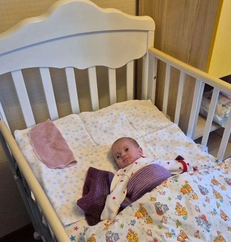Во Владивостоке спасли новорождённую с Камчатки весом 460 граммов за её жизнь боролись 50 врачей Маленькая Екатерина появилась на свет недоношенной Семья специально прилетела с Камчатки в Приморский перинатальный центр За жизнь девочки взялась команда из 50 специалистов реаниматологи хирурги неонатологи медсёстры Несколько месяцев борьбы и малышка окрепла набрала вес и выписалась Семья летит обратно на Камчатку втроём TG замедляют Видосы и оперативные новости смотри в нашем MAX