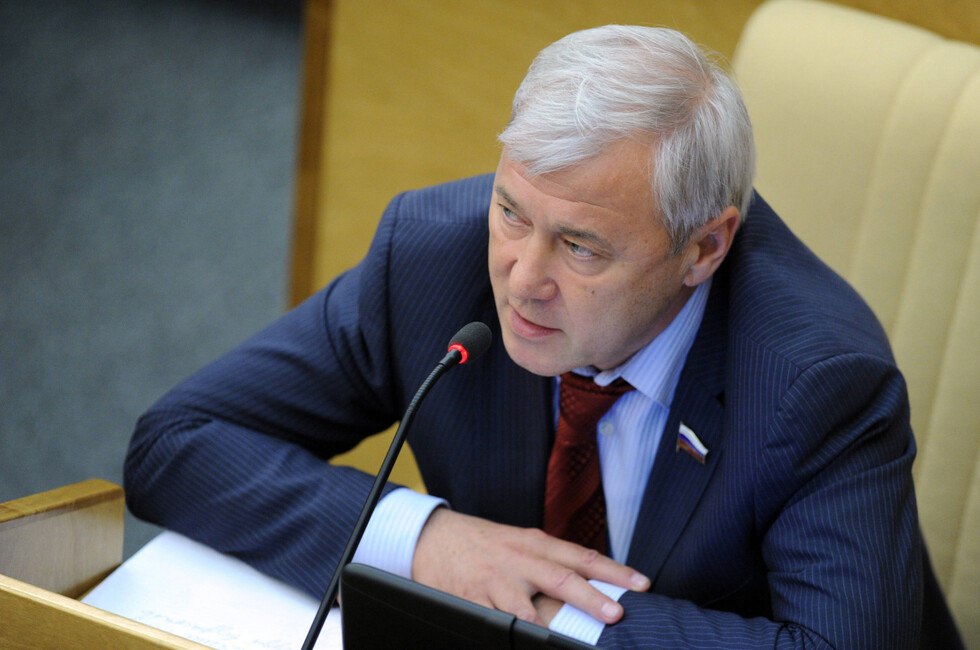 Аксаков развеял миф о принудительном переводе на цифровой рубль «Страхи могут быть связаны только с тем, что преступники используют современные технологии для воровства денег. Надо осваивать знания, учится. Про блокировку — это все бред, будем осваивать новые технологии. Это не обязательство, это право. Не хочешь — не пользуйся», — завил председатель комитета Госдумы Анатолий Аксаков в беседе с корреспондентом на полях #ПМЭФ, отвечая на вопрос о слухах про принудительный переход на цифровой рубль. По словам Аксакова, со следующего года запланирован поэтапный переход на новую форму валюты по всей территории РФ, в том числе в Донбассе и Новороссии. Фото: Официальный сайт председателя Комитета Госдумы РФ по финансовому рынку Анатолия Аксакова Читать полностью Подписаться
