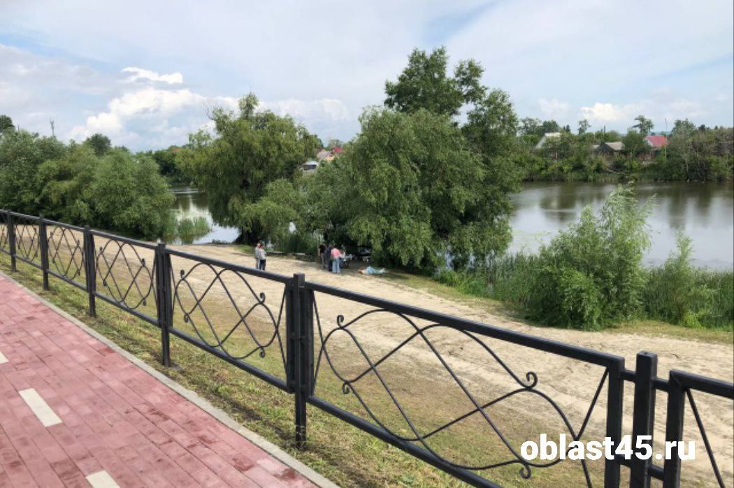 Сегодня днём, 19 июня, в Кургане на набережной Тобола нашли труп Об этом в редакцию сообщили очевидцы. На снимке, который они отправили, видно, что инцидент произошёл на Кировском пляже. Там находятся сотрудники полиции, добавили курганцы. Как сообщили в пресс-службе СУ СК РФ по Курганской области, на место выехал следователь по городу Кургану в составе следственно оперативной группы. По предварительной информации, там утонул мужчина 1985 года рождения. Обстоятельства происшествия устанавливают правоохранители.