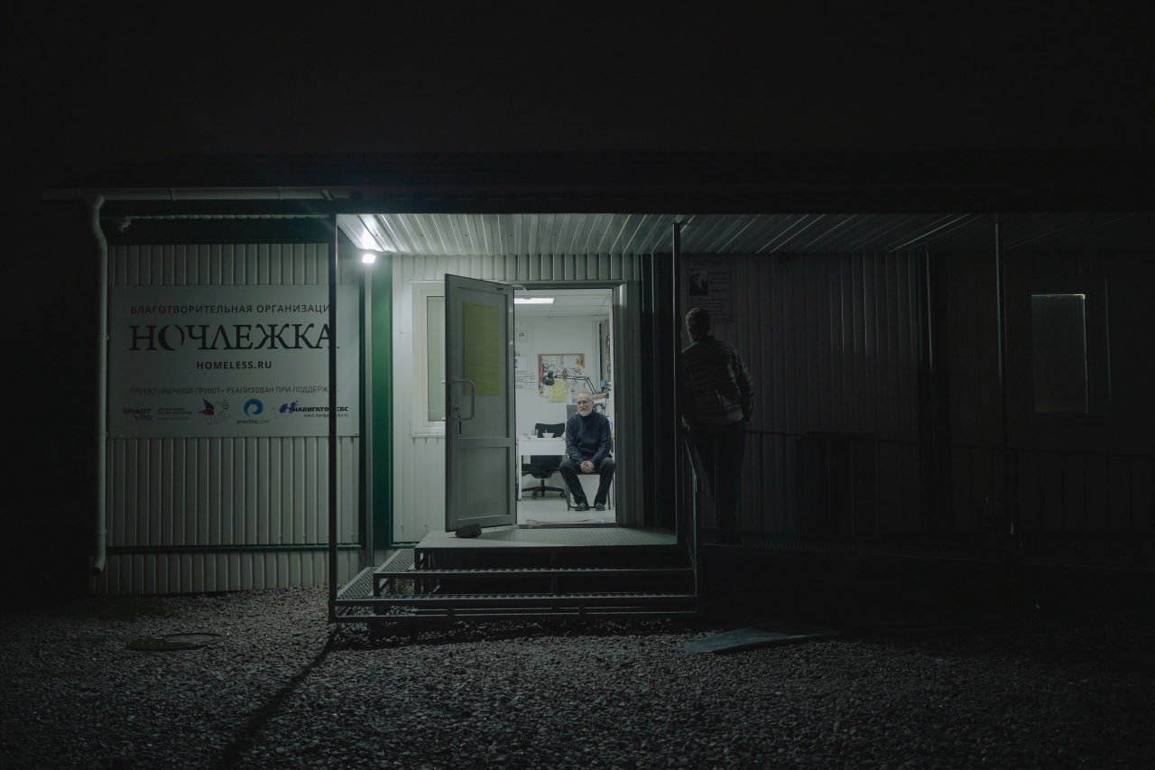 Поджечь приют Ночлежки пытались этой ночью Никто не пострадал Пожарная сигнализация Ночного приюта сработала около шести утра В этот момент там ночевали 34 бездомных человека Что произошло На камеры наблюдения попали трое мужчин один из которых сел на крыльцо и закурил а другой поджег пакет с вещами постояльцев которые были сложены на пандусе для людей с инвалидностью Огонь распространялся очень быстро в Ночлежке предполагают что поджигатели подливали что то горючее Затем все трое убежали Реакция сотрудников На звуки сигнализации выбежал дежурный Костя Королько Он вывел постояльцев на улицу и они вместе потушили огонь Внутрь приюта огонь и дым проникнуть не успели Приют продолжит работать но здание незначительно пострадало ему потребуется ремонт Ночлежка напомнила что принимает пожертвования на любую сумму Кто это был На видео с камер видно лицо одного из поджигателей и фигуры других Ни в одном из них дежурные сотрудники приюта не опознали постояльцев В Ночлежке не знают было ли это обычным хулиганством или направленной акцией устрашения Фото Ночлежка Подписывайтесь на Бумагу и предлагайте новости