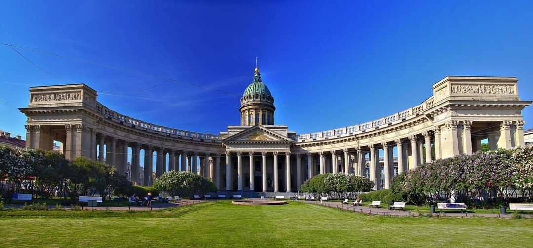 8 сентября 1801 года в Санкт Петербурге был заложен Казанский собор архитектор Андрей Воронихин Идея постройки Казанского собора пришла на ум государю Павлу после поездки по Италии Под впечатлением от величественного собора Святого Петра в Ватикане монарх решил возвести нечто подобное в Российской столице Негоже было списку с иконы Казанской Божией Матери находиться в обветшалой деревянной церкви начала XVIII века которая располагалась как раз на месте будущего Казанского собора Его строительство будет завершено через 10 лет а после войны 1812 года он был превращен в национальный памятник победоносной Отечественной войны и хранил воинские трофеи Пока одни восхищались созданным творением другие открыто завидовали обвиняя автора в воровстве проекта да не у кого нибудь а у знаменитого Василия Баженова что не соответствовало истине Даже от итальянского аналога Воронихин взял в свой чертеж лишь колоннады полукруглой формы