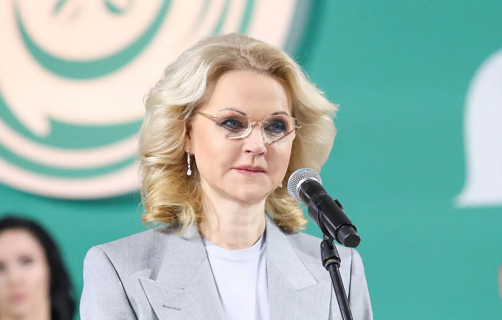 Вице-премьер Татьяна Голикова заявила о необходимости модернизации семейной ипотеки, отметив, что текущие условия не позволяют молодым семьям приобретать квартиры для воспитания нескольких детей.
