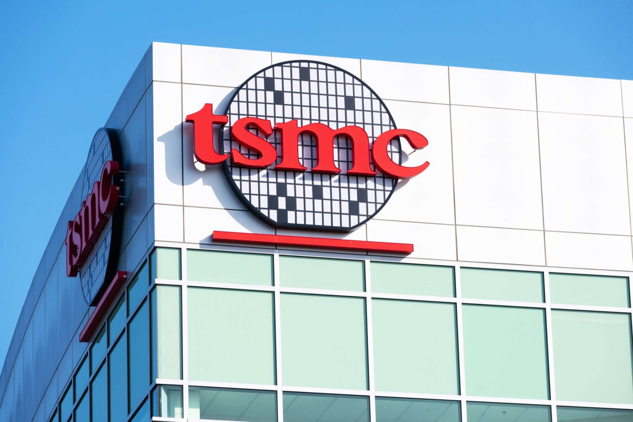 TSMC рассматривает повышение цен на 2 нм чипы до 50 относительно нынешних решений на базе техпроцесса N3 пишет ChinaTimes Причина рост капитальных затрат на запуск нового узла Если повышение действительно состоится это ударит и по массовой электронике Процессоры и видеокарты следующего поколения могут подорожать хотя окончательные условия TSMC пока не объявила