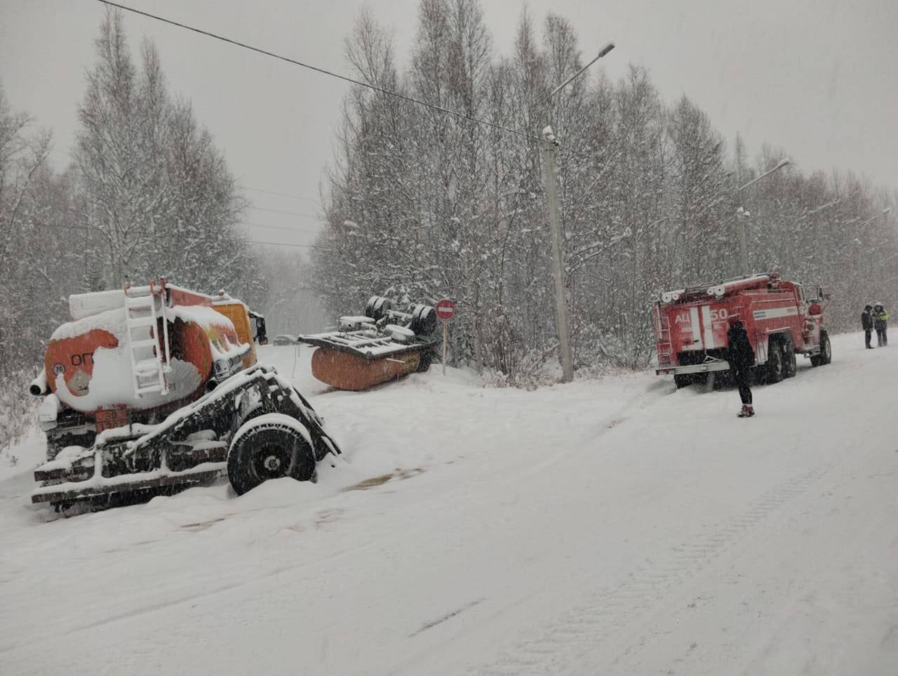 В Бурятии ликвидировали последствия розлива топлива Крупная авария случилась днем 9 ноября в поселке Нижнеангарск Северо Байкальского района Там возле автозаправочной станции Роснефти на улице Зелёная опрокинулся прицеп бензовоза Volvo В нем находилось 9300 литров бензина АИ 92 который начал вытекать на землю Бурятия Подробности в Номер один Сообщить нам свою новость можно по кнопке Письмо в редакцию