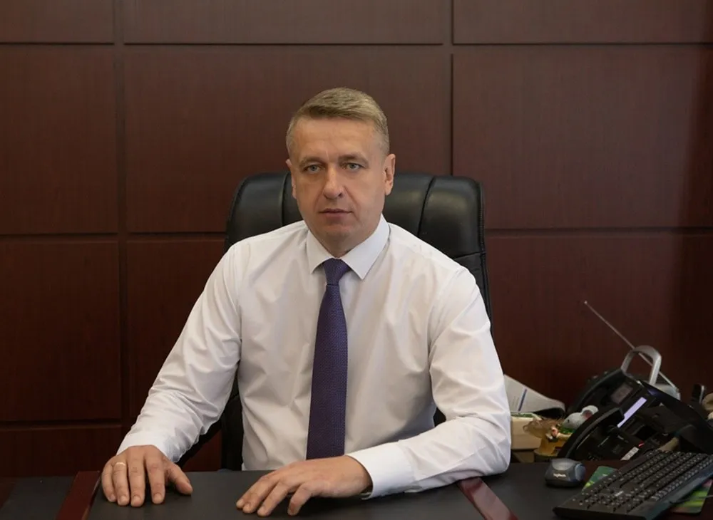 Из налоговой в министры сможет ли Андрей Михайлов разгрести завалы в новосибирском селе Губернатор Андрей Травников нашёл замену уволенному после аграрного скандала Андрею Шинделову Кресло министра сельского хозяйства Новосибирской области с 1 мая занял Андрей Михайлов который до этого четыре года руководил Новосибирским районом Назначение прошло по новой схеме через обязательное одобрение депутатов что превращает эту кадровую рокировку в попытку областного правительства разделить ответственность за кризис в отрасли с региональным парламентом Подробнее на Бабре новосибирск novosib 24