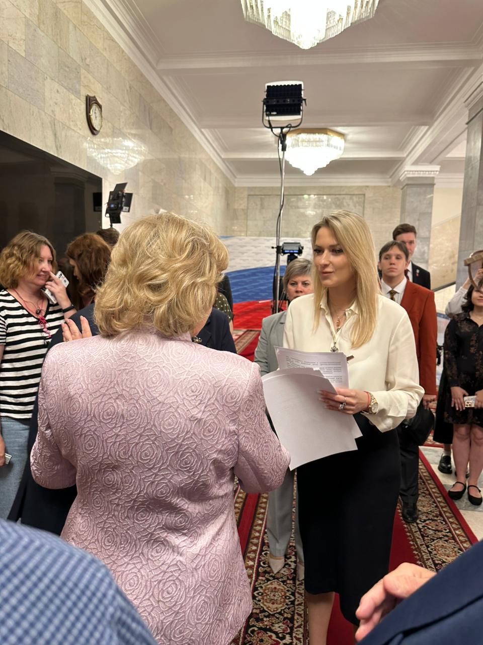 ⁉ Сегодня на расширенном заседании с участием пяти комитетов Уполномоченный по правам человека в РФ Татьяна Москалькова представила тематический доклад о защите прав инвалидов в России Был проведён серьёзный анализ существующих проблем, предложены законодательные изменения и конкретные меры, которые реально могут изменить жизнь миллионов людей. В частности, Татьяна Николаевна рекомендует регионам: увеличить количество низкопольного транспорта, усовершенствовать механизм предоставления услуги социального такси , предусмотреть замену вышедшего из строя транспорта до окончания гарантийного ремонта, чтобы люди не оставались без поддержки. Кроме того, омбудсмен предлагает: сохранять и развивать сеть коррекционных школ и классов, работающих по адаптированным образовательным программам, уделять больше внимания детям-инвалидам и семьям с детьми-инвалидами, оказывать им комплексную помощь. Как отмечается в докладе, в России проживает более 11 миллионов граждан с инвалидностью , в том числе почти 800 тысяч — дети. От инвалидов из числа военнослужащих поступило 107 обращений, касающихся реабилитации, протезирования, пенсий и выплат. В документе содержится предложение Правительству разработать национальную стратегию реабилитации участников СВО с ограниченными возможностями . Ещё один важный пункт — проблема редких орфанных заболеваний. Уполномоченный призывает: расширить программу неонатального скрининга для их раннего выявления, повысить уровень подготовки педиатров, чтобы врачи могли вовремя диагностировать такие патологии и контролировать их лечение. Хочу отметить профессиональную и качественную работу аппарата Уполномоченного. Был проведён глубокий анализ большого массива данных. Документ показывает не только масштаб проблем, но и пути их решения. Полный текст доступен на сайте нашего комитета. Приглашаю всех к обсуждению и совместной работе ради равных возможностей и достойной жизни для каждого человека. #Мнение