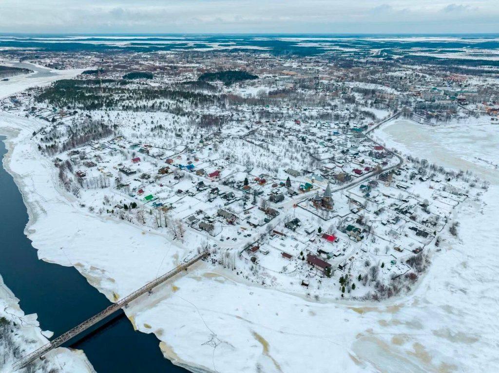 В Карелии намерены увеличить население Кемско Беломорской агломерации примерно на треть к 2035 году Плановый показатель 32 5 тыс человек против нынешних 25 тыс Глава республики Артур Парфенчиков подчеркнул что рост в основном обеспечит развитие туризма На территории уже готовят инфраструктуру для акватермального курорта и новых гостиниц а также развивают проекты у Белого моря Рост агломерации по словам Парфенчикова планируют увеличить за счет экономики связанной с этими местами Редакция А1 не могла не отметить гениальность такой экономической модели туристы обеспечат приток новых жителей а новые жители в свою очередь обеспечат приток новых туристов