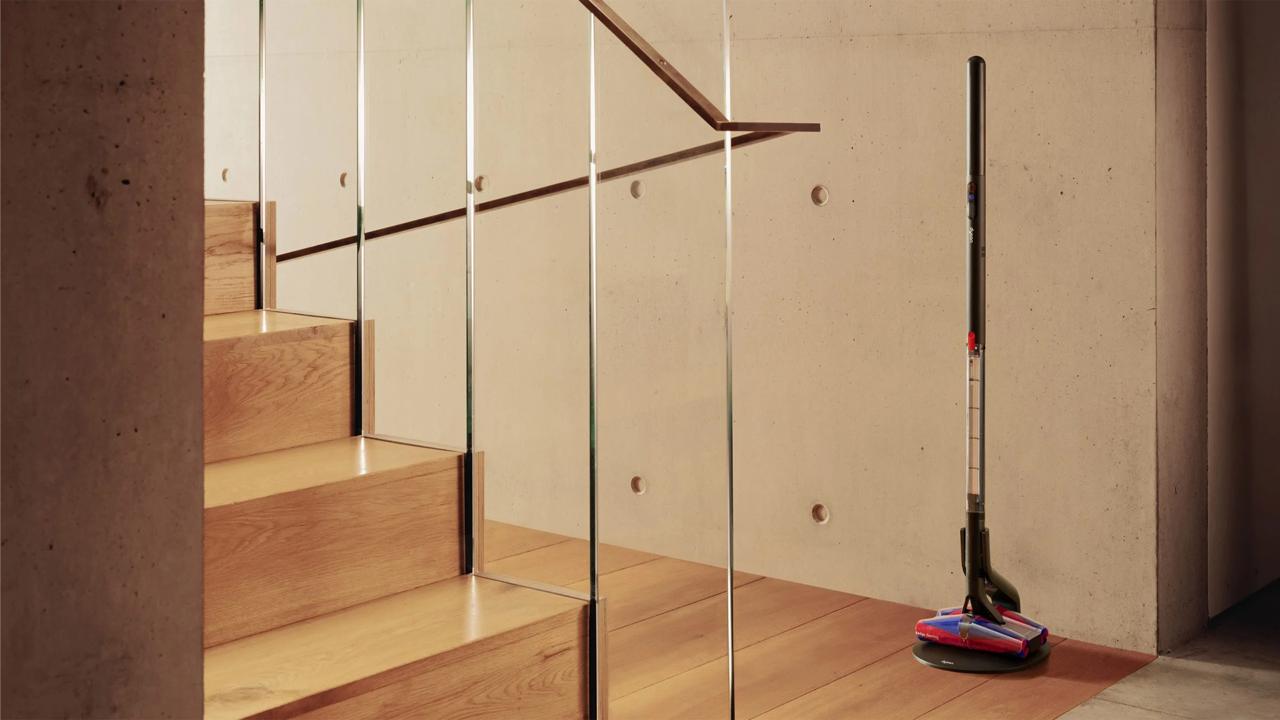 Это — швабра от Dyson пылесос PencilVac Dyson представила PencilVac — тонкий пылесос, который в компании называют «самым тонким в мире». Двигатель и электроника уместились в ручку диаметром всего 38 мм — такой же толщины, как фен Dyson Supersonic r. Подробностей о стоимости и старте продаж пока нет. Ожидается, что в Японии PencilVac появится до конца года, а, например, в США — только в 2026 году. rozetked.me/news/39355