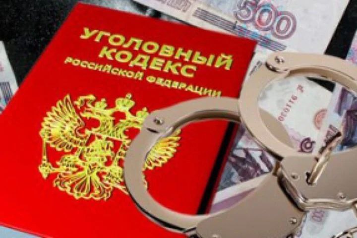 Следственной частью ГУ МВД России по СКФО выявлен дополнительный эпизод преступной деятельности связанный с легализацией похищенных денежных средств у территориального фонда медицинского страхования на Ставрополье Сотрудниками ГУ МВД России по СКФО совместно с ГУ МВД России по Ставропольскому краю Управлением К 4 Службы ФСБ России и УФСБ России по Ставропольскому краю при координации Главного управления Генеральной прокуратуры по СК и ЮФО в ходе расследования уголовного дела возбужденного по факту хищения денежных средств руководителем территориального фонда медицинского страхования Ставропольского края а также руководителями медицинских учреждений и коммерческих организаций выявлен дополнительный эпизод преступной деятельности ряда участников преступного сообщества связанный с легализацией похищенных денежных средств в общей сумме более 229 миллионов рублей Установлено что членами преступного сообщества были совершены фиктивные финансовые операции в виде перечисления на счета подконтрольных организаций денежных средств похищенных в период с 2018 по 2021 годы путем значительного завышения стоимости поставляемого оборудования в девять медицинских учреждений Ставропольского края в том числе в период распространения инфекции COVID 19 а также путем фиктивного оказания медицинской помощи Таким образом злоумышленники легализовали похищенные денежные средства Следственной частью ГУ МВД России по СКФО возбуждены два уголовных дела по признакам преступлений предусмотренных п а б ч 4 ст 174 п п а б ч 4 ст 174 1 УК РФ легализация отмывание денежных средств или иного имущества приобретённых лицом в результате совершения им и другими лицами преступления В совершении данного преступления подозреваются восемь соучастников из которых пятеро заключены под стражу в отношении троих избраны меры пресечения в виде запрета определенных действий в рамках основного уголовного дела В общей сложности за совершение хищений к уголовной ответственности привлечены 16 обвиняемых Производство предварительного следствия и оперативно розыскных мероприятий продолжается