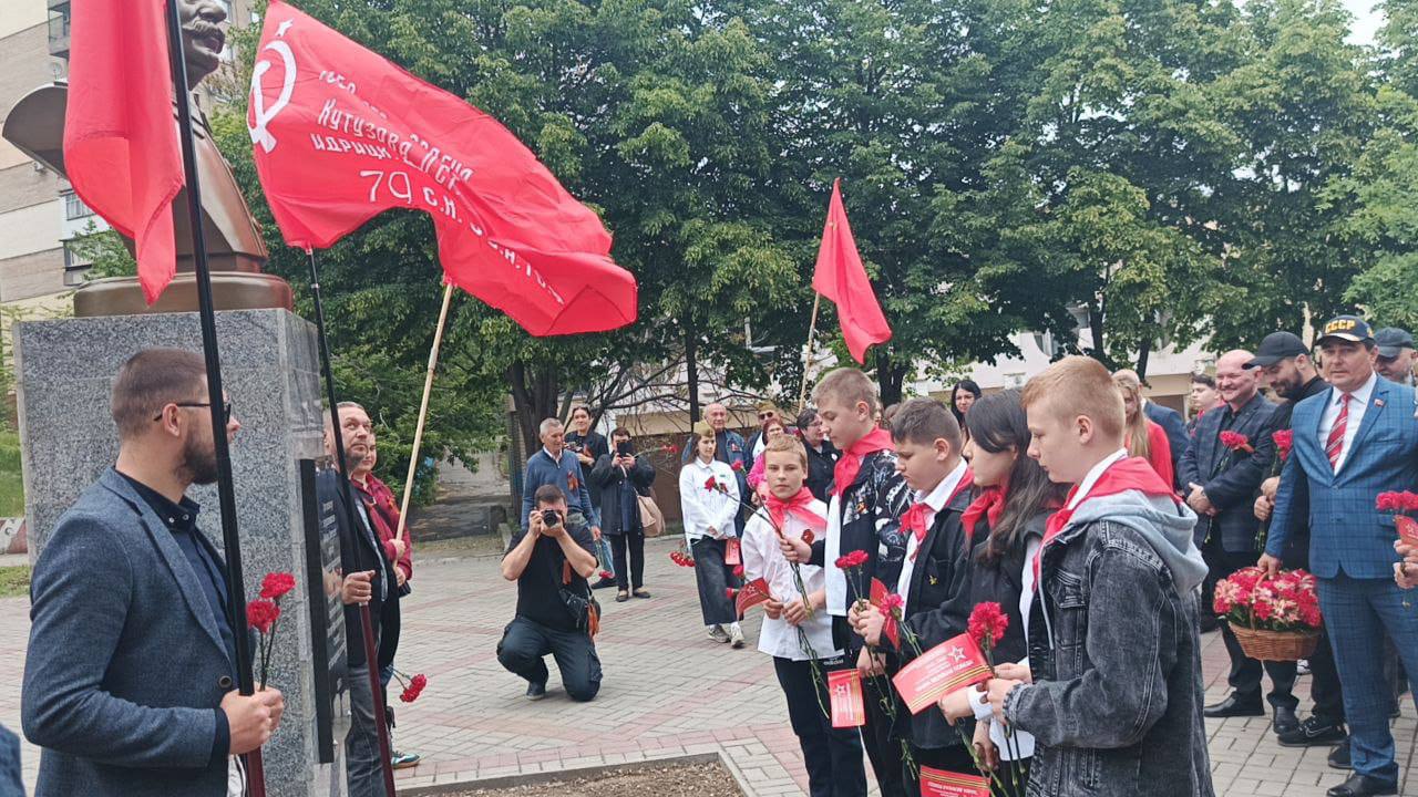 В городе воинской славы Мелитополе на Аллее Героев Советского Союза был торжественно открыт первый на территории современной Новороссии бюст Иосифу Виссарионовичу Сталину. Торжественное мероприятие состоялось накануне 80-летия Победы Советского народа в Великой Отечественной войне по инициативе Запорожского обкома КПРФ во главе с первым секретарем О.А. Слюсаренко. На памятной доске монумента начертано следующее: «Организатору и вдохновителю Победы Советского народа над немецко-фашистскими захватчиками, Генералиссимусу Советского Союза Иосифу Виссарионовичу Сталину от благодарных потомков». Участники мероприятия возложили цветы к бюсту Иосифа Сталина. После состоялась церемония приема учащихся школы N 9 им. Юрия Гагарина в ряды Пионерской организации Запорожской области. В посвящении в ряды пионеров также приняли участие коммунисты Мелитопольского горкома КПРФ во главе с Т.С. Геновым.
