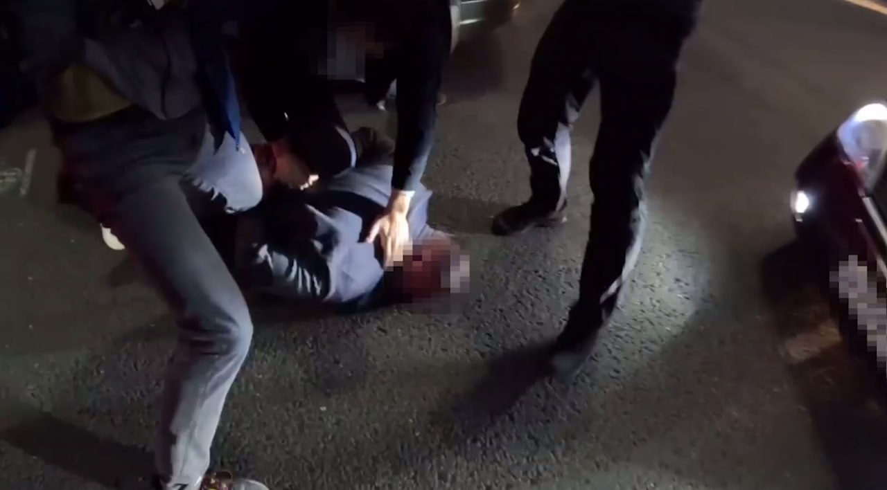 В Ялте задержан начальник отдела закупок администрации по подозрению в мошенничестве сообщили в управлении ФСБ по Крыму и Севастополю Мужчина обещал местному жителю оформить право собственности на муниципальный земельный участок за 300 тысяч рублей хотя в его полномочия решение такого вопроса даже не входило Деньги он якобы намеревался передать нужному человеку