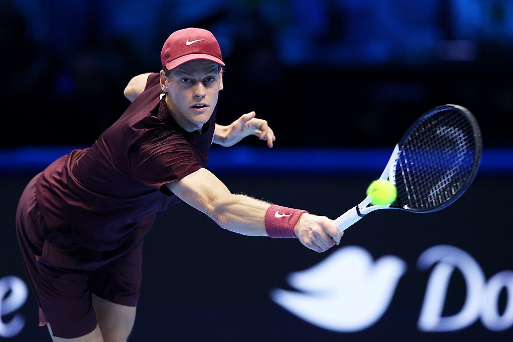 Синнер второй раз подряд выиграл Итоговый турнир ATP Вторая ракетка мира итальянец Янник Синнер защитил титул чемпиона Итогового турнира Ассоциации теннисистов профессионалов ATP в Турине В финале Синнер победил лидера рейтинга ATP испанца Карлоса Алькараса со счетом 7 6 7 4 7 5 Синнер не проигравший в Турине ни одного матча получит призовые в размере 5 071 тыс рекордные для турнира Для итальянца это шестой трофей ATP в сезоне и 24 й в карьере Алькарас в этом году выиграл у Синнера четыре из шести финалов в том числе на Ролан Гаррос и US Open Синнер победил испанца в решающем матче Уимблдона Общий счет в противостоянии теперь 10 6 в пользу испанца Синнер играл в финале Итогового турнира третий раз подряд В 2023 м он проиграл сербу Новаку Джоковичу а в 2024 м победил американца Тейлора Фрица Getty Images Подписаться на РБК Спорт