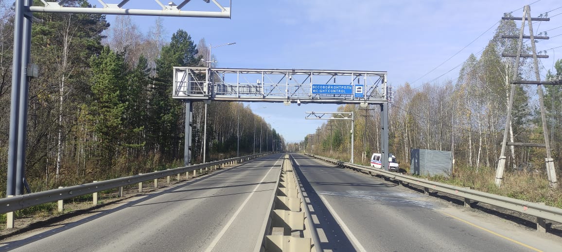 Пункт весогабаритного контроля вновь фиксирует нарушения на трассе около Лесосибирска Комплекс расположенный в Енисейском муниципальном округе на 281 м км дороги Красноярск Енисейск не работал с 22 апреля За это время там установили новые датчики для взвешивания и обновили дорожное покрытие Всего в регионе сейчас три пункта автоматического весогабаритного контроля В ближайшее время планируют запустить еще два на 4 м км трассы Красноярск Элита и 12 м км трассы Ачинск Ужур Троицкое Фото КрУДор