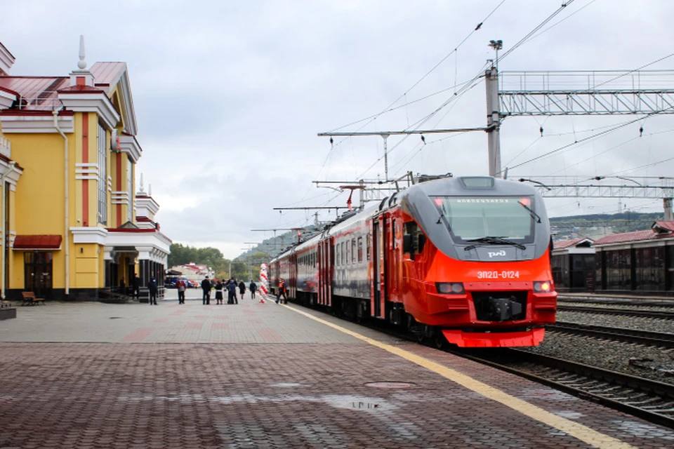 На следующей неделе запустят дополнительные поезда Томск — Новосибирск. Из-за повышенного спроса в выходные и праздничные дни, 11 и 12 июня на маршруте Томск – Новосибирск будут курсировать дополнительные скорые поезда. Обычно состав ходит по пятницам, субботам и воскресеньям, но в эти даты добавлены рейсы: из Томска — в 6:35, прибытие в Новосибирск — в 11:22. Обратно — в 17:30 с прибытием в 22:13.
