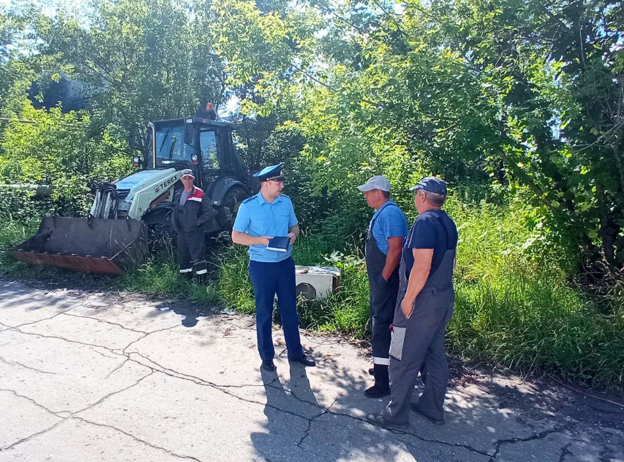 Прокуратура Ульяновского района проводит проверку исполнения законодательства в сфере ЖКХ. В частности, старший помощник прокурора района Валентин Ананьев анализирует вопросы подготовки к отопительному периоду 2025-2026 гг. Особое внимание уделяется соблюдению сроков и качеству выполняемых работ на объектах теплоснабжения. При выявлении нарушений будут приняты меры прокурорского реагирования.