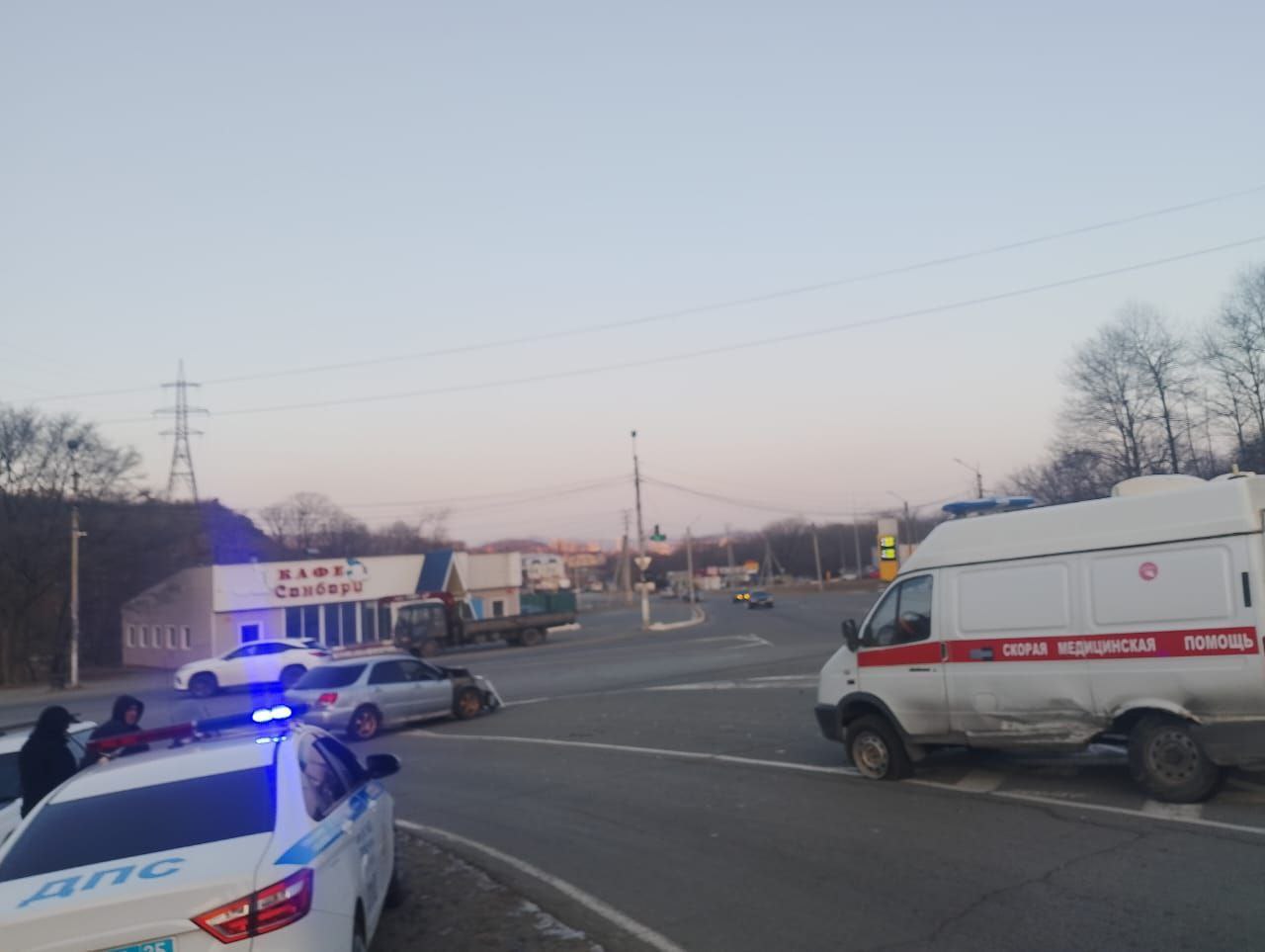 Водителя спецавтомобиля привлекли к ответственности    1 января в 14:15 на улице в районе дома №110 на ул. Пограничная зарегистрировано ДТП участием двух транспортных средств, в результате которого пострадали три человека. На место аварии прибыли сотрудники полиции и медики.  По предварительным данным, 57-летний водитель машины Скорой помощи, двигаясь со стороны улицы Тисовая в направлении Канадской, проехал регулируемый перекресток на запрещающий сигнал светофора, что привело к столкновению савтомобилем Субару под управлением 36-летней автолюбительницы.  В результате столкновения пострадали три пассажира спецавтомобиля. Медики направлены на амбулаторное лечение. Пациента, находившегося в момент ДТП в машине Скорой помощи, госпитализировали.