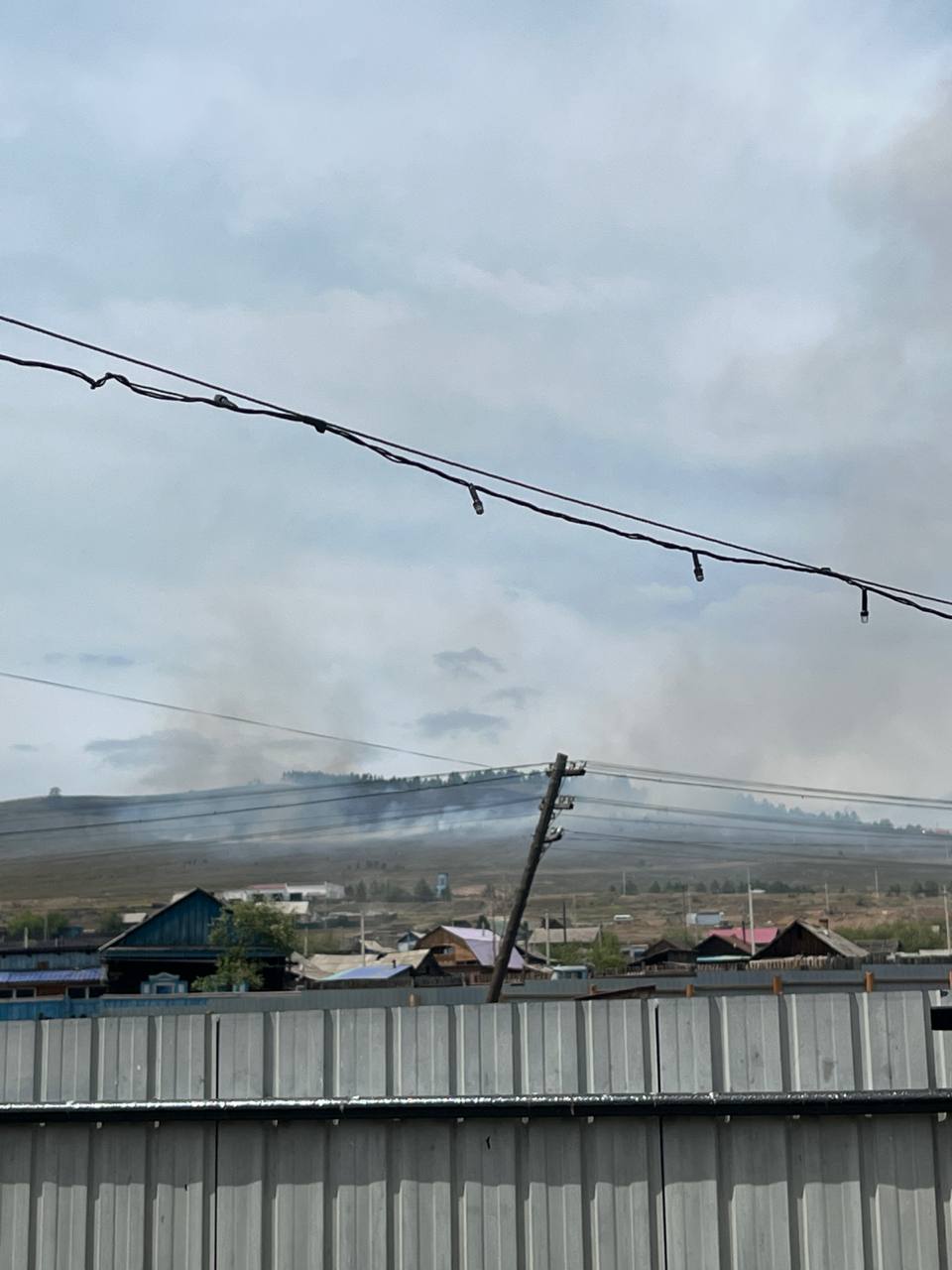‼ Огненная стихия надвигается на Дарасун Пожар по сопке всё ближе и ближе спускается к жилым домам. Местные жители уже ринулись тушить. Официальной информации о пожаре пока не было. Фото из Telegram-канала "Волонтеры Забайкалья" ZAB.RU