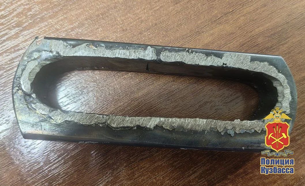 В Анжеро Судженске будут судить местного жителя который незаконно изготовил холодное оружие 42 летний местный житель обвиняется в совершении преступления предусмотренного ч 4 ст 223 УК РФ Незаконное изготовление оружия В сентябре прошлого года в дежурную часть полиции Анжеро Судженска поступило сообщение о том что на автобусной остановке находится нетрезвый мужчина который ведет себя неадекватно Сотрудники патрульно постовой службы незамедлительно прибыли по указанному адресу и задержали дебошира В отношении него полицейские составили протокол по ст 20 21 КоАП РФ Появление в общественных местах в состоянии опьянения При личном досмотре задержанного полицейские обнаружили и изъяли металлический предмет конструктивно схожий с кастетом По заключению проведенной экспертизы данный предмет изготовлен самодельным способом и относится к холодному оружию ударно раздробляющего действия Задержанный пояснил полицейским что изготовил кастет самостоятельно ради интереса В отношении горожанина дознавателем было возбуждено уголовное дело В настоящее время материалы уголовного дела переданы в Анжеро Судженский городской суд В качестве максимального наказания санкции статьи предусматривают 2 года лишения свободы Полиция Кузбасса в MAX