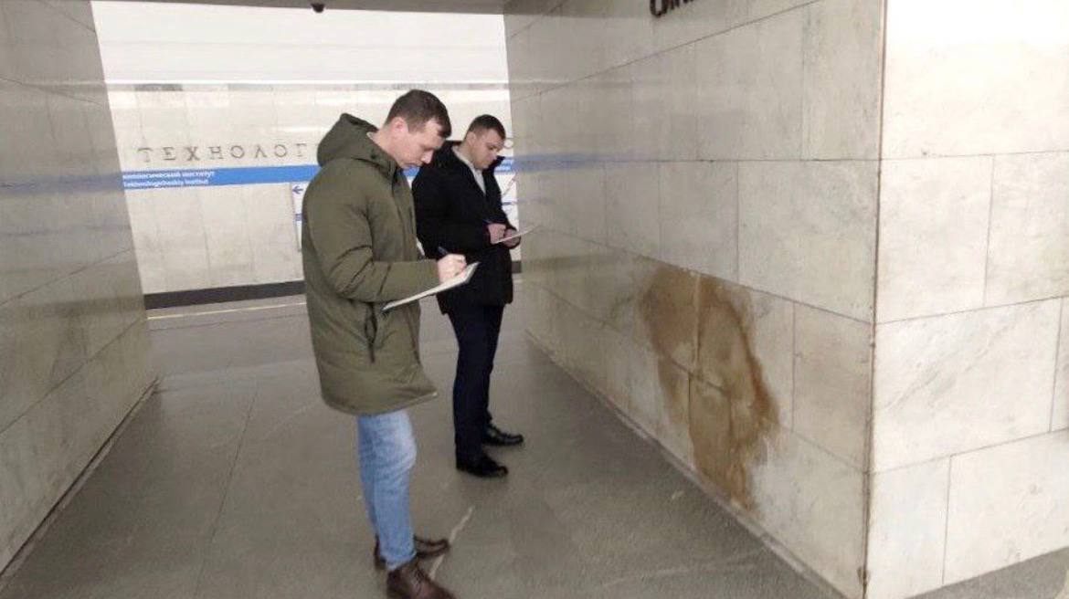 КСП начала проверку эффективности расходования бюджета петербургским метро Цель масштабного контрольного мероприятия повысить прозрачность и эффективность управления а также качество расходования бюджетных средств направленных на этот ключевой объект городской инфраструктуры Отмечается что в 2024 году Петербургский метрополитен получил из городского бюджета более 41 млрд рублей При этом общая выручка предприятия превысила 66 млрд рублей а чистая прибыль достигла 4 млрд рублей что доводит общий бюджет до более чем 100 млрд рублей В рамках текущей проверки инспекторы КСП СПб планируют оценить насколько были устранены ранее выявленные нарушения Речь идёт о недостатках в оформлении прав на землю и аренду имущества а также о случаях завышения начальной цены государственных контрактов t me ksporgru Подписаться на ДП в Telegram MAX