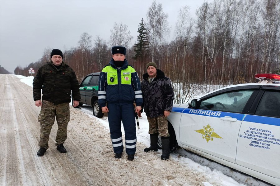 302 рейда провели в Чувашии в рамках новогодней акции «Не губите елочку».  С 16 декабря по 8 января профилактические мероприятия организовали лесные инспекторы КУ «Лесная охрана» Минприроды республики. К патрулированиям присоединялись и сотрудники правоохранительных органов, общественные инспекторы.  Рейды проводили не только в лесных массивах, но и на автодорогах, где организовывались посты для проверки автотранспорта на провоз срубленных деревьев.  За время акции также провели 703 беседы: лесники общались с жителями населенных пунктов, организовали просветительские встречи в детсадах и школах.  «Отрадно, что в этом году, как и в прошлом, в республике не выявлено ни одного случая незаконной рубки новогодних деревьев.   Это говорит о плодотворной и результативной работе, что проводят наши лесные инспекторы. С другой стороны, это свидетельствует и о сознательности наших граждан», – сказал министр природных ресурсов и экологии Чувашии Эмир Бедертдинов.