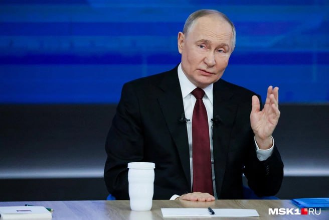 Путин наградил пятерых жителей Иркутской области Об этом сообщил губернатор Игорь Кобзев. Награды получили депутат, зампред правительства, два железнодорожника и врач. Орден «За заслуги в культуре и искусстве» получил Михаил Корнев, директор Театра народной драмы и депутат думы Иркутска. В 2014 году театр выступал в ЛНР, а его песня «Город на линии фронта» стала неофициальным гимном Кировска. Медалью ордена «За заслуги перед Отечеством» II степени награжден Александр Суханов, зампред правительства Иркутской области. Он курирует поддержку Кировска: гуманитарная помощь, восстановление территорий, письма бойцам. Медали «За развитие Сибири и Дальнего Востока» получили железнодорожники Восточно-Сибирской дороги: Владимир Белых, инспектор по качеству и приёмке СМР, Игорь Орлов, начальник Тайшетского участка дирекции пассажирских обустройств. Звание «Заслуженный врач РФ» присвоено Владимиру Зайке, заведующему отделением Иркутского филиала МНТК «Микрохирургия глаза». У него за плечами 25 тыс. операций и более 1000 сложных консультаций в год.