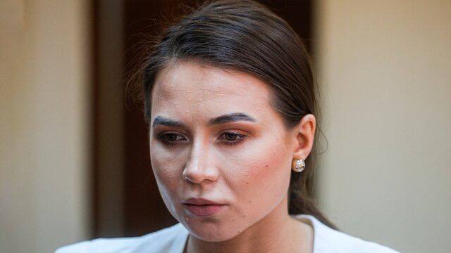 Блогер Лерчек беременна в четвертый раз Об этом сообщает РИА Новости со ссылкой на источник К материалам следствия приобщена справка о беременности Валерии Чекалиной выданная врачом гинекологом К слову Лерчек уже больше года находится под домашним арестом С супругом она развелась ещё летом 2024 го Напомним в октябре прошлого года МВД возбудило новое уголовное дело в отношении блогеров и бывших супругов Валерии и Артема Чекалиных за перевод валюты с использованием подложных документов Речь идет об оплате марафонов Лерчек через Дубай Ущерб по новому делу свыше 250 миллионов рублей Подписаться на Москва 24 Наши каналы Новости в MAX