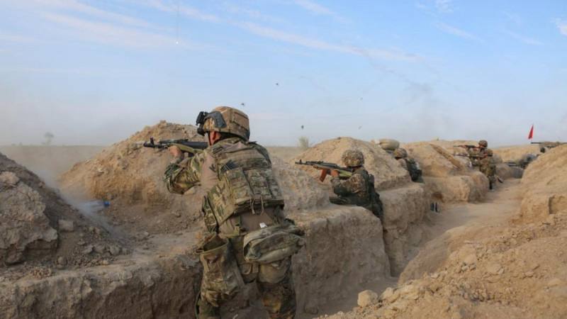 Срочник погиб на учениях в области Жетысу 23 сентября во время занятий по боевой подготовке в Жетысуском гарнизоне погиб военнослужащий срочной службы десантно штурмовых войск Он получил смертельное огнестрельное ранение По факту происшествия возбуждено уголовное дело проводятся следственные мероприятия В случае выяснения халатности и бесконтрольности со стороны должностных лиц виновные понесут самую строгую ответственность Происшествие взято на особый контроль Министра обороны сообщили нам в пресс службе ведомства