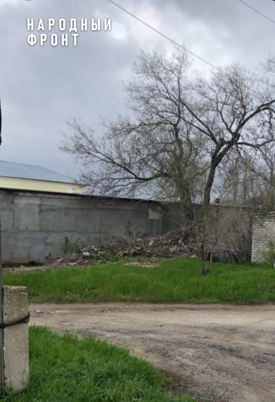 Более 2 месяцев свалка в поселке Водстрой требует решения Жители дома по адресу Зенитчиков 22 в Волгограде обратились к Народному фронту с серьезной проблемой На территории поселка образовалась большая свалка поваленные деревья камни бутылки и другой мусор сгребены в одну кучу и не убираются На протяжении двух месяцев жильцы обращаются в администрацию но получают лишь формальные ответы и фотографии с заявлением об уборке которые не соответствуют действительности Несмотря на предоставленные фото и видео на которых видно состояние свалки администрация не предпринимает необходимых мер Народный фронт уже обратился в администрацию Тракторозаводского района с просьбой разобраться в данной ситуации и принять меры по устранению беспорядка onf vlg