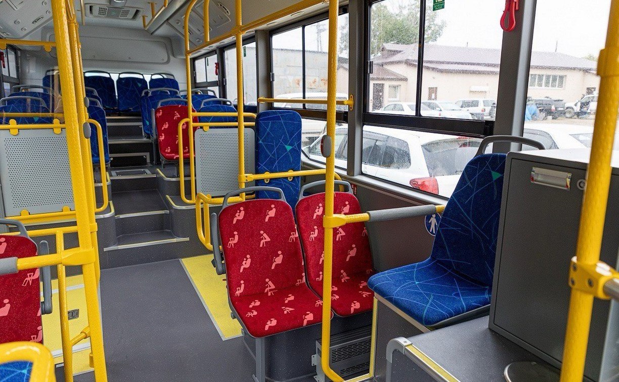 В Томаринском районе заменили перевозчика из за жалоб на нехватку рейсов С 1 марта маршруты 177 Томари Ильинское и 215 Красногорск Томари на нехватку которых ранее жаловались сахалинцы будет обслуживать новый перевозчик Вопрос организации бесперебойного автобусного сообщения проработали минтранс региона и местная администрация по поручению губернатора Конкурс на обслуживание этих рейсов не состоялся так как заявок от перевозчиков не поступило Чтобы не допустить прекращения транспортного сообщения мэрия временно оптимизировала действующие маршруты из за чего сократилось количество рейсов На этой неделе мы провели выездное совещание и нашли пути решения проблемы В скором времени на маршруты выйдет новый перевозчик и автобусы будут ездить по прежнему графику рассказал первый замминистра транспорта и дорожного хозяйства Эдуард Ри Также весной планируется запустить прямое регулярное автобусное сообщение между Южно Сахалинском и Томари Сейчас проехать по этому маршруту можно только на пригородных поездах 6201 6202 либо с последующей пересадкой на автобусе 525 Южно Сахалинск Красногорск   Прислать новость Подписывайся на нас MAX Telegram WhatsApp ВК