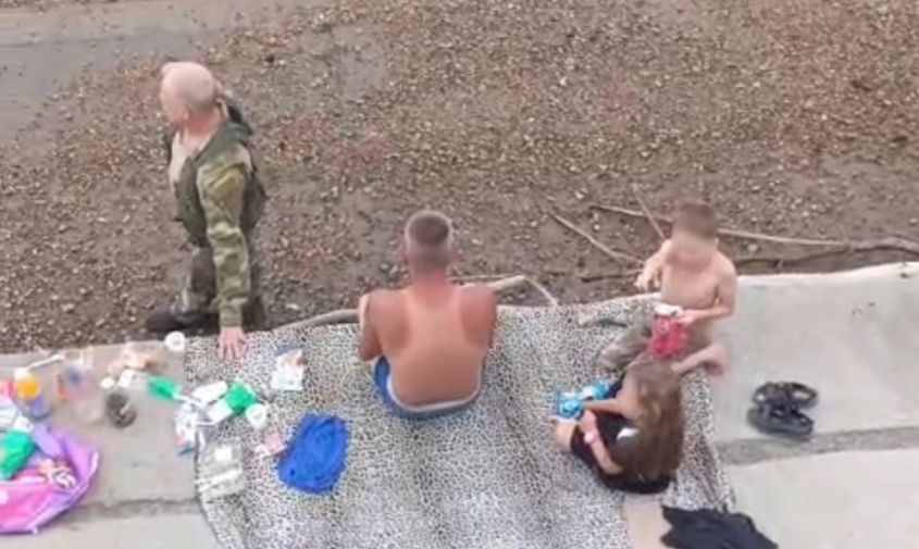 Трех нетрезвых благовещенцев с детьми попросили покинуть зону у воды на набережной  На набережной Благовещенска, в районе улицы Мухина, 1, трое нетрезвых горожан с детьми решили устроить заплыв. Однако «веселый» отдых амурчан в необорудованном для купания месте вовремя успели пресечь.  Подробнее:    Фото:    #общество