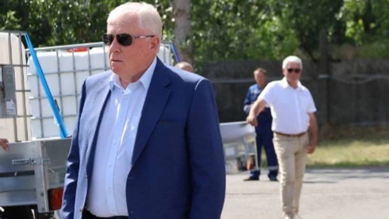 Председателя совета директоров КМАпроектжилстрой Карла Лоора обвинили в даче взятки в виде квартиры К слову это очередной заслуженный строитель России который был пойман на взятке По версии следствия в декабре 2018 года Лоор чтобы обеспечить беспрепятственную деятельность своей организации в Старом Осколе передал квартиру за 18 млн рублей одному из должностных лиц администрации округа через посредника В настоящее время проводятся необходимые следственные действия для сбора доказательств