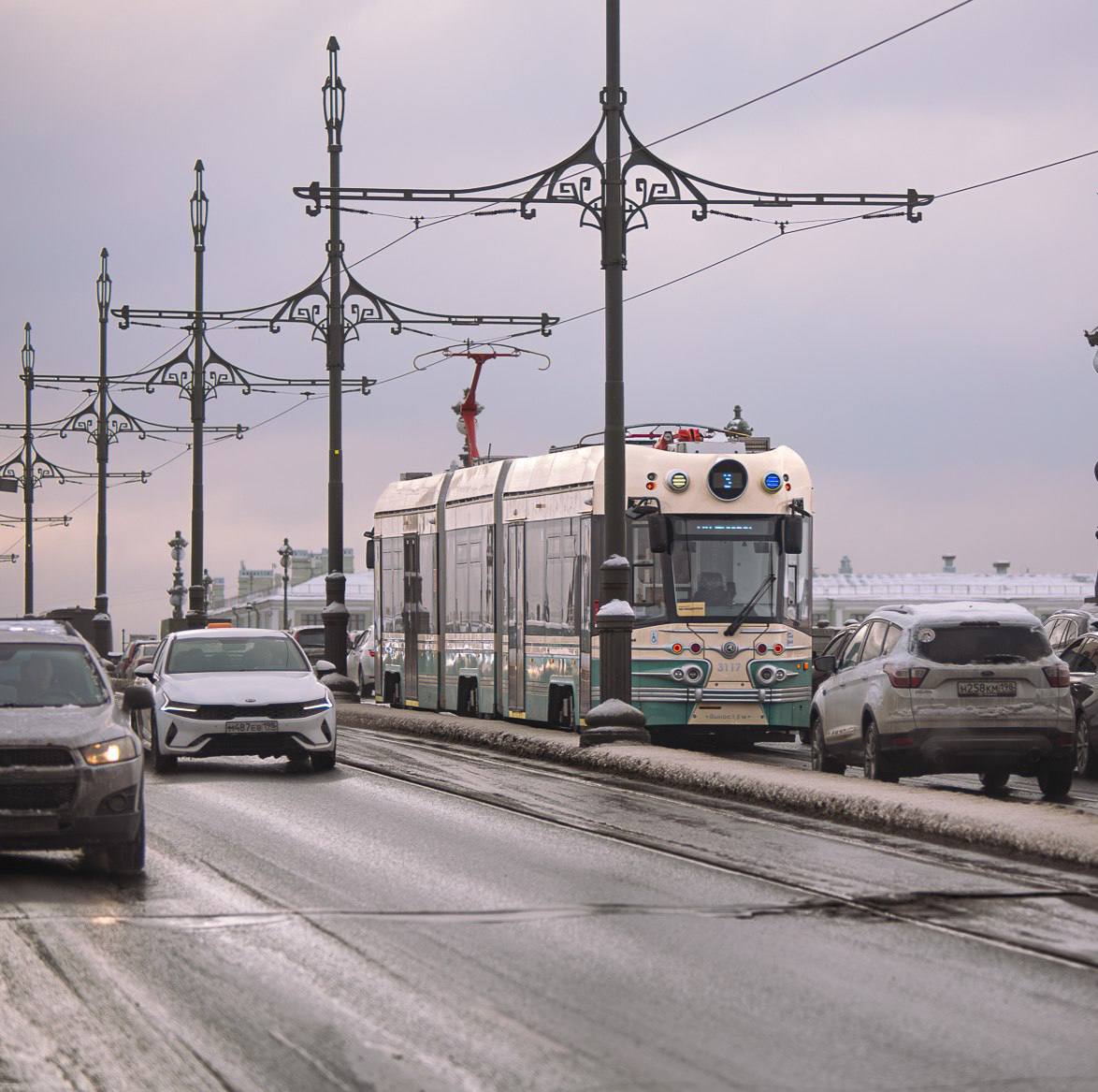 21 февраля начнется комплексный ремонт на Троицком мосту   Срок службы дорожного покрытия, уложенного на переправе в 2018 году, подошёл к концу. Специалисты заменят трамвайные пути и асфальтобетонное покрытие проезжей части моста. Ремонт планируют завершить в октябре этого года.  Чтобы минимизировать неудобства для горожан, работы проведут поэтапно. В рамках первого этапа с 21 февраля по 10 июня по Троицкому мосту от Дворцовой набережной до Петровской набережной, а также на Суворовской площади ограничат движение. Будет закрыт левый поворот с Миллионной улицы на Суворовскую площадь.  Фото: Комитет по развитию транспортной инфраструктуры Санкт-Петербурга Вечерний Санкт-Петербург