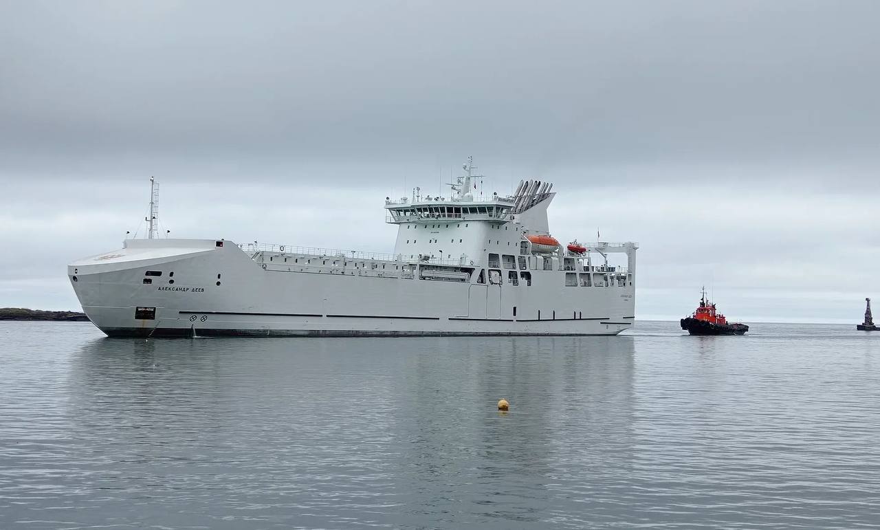 Хабаровский паром Александр Деев один из лучших в стране Судно построенное на Амурском судостроительном заводе стало лауреатом национальной премии Морской Олимп Сейчас паром успешно работает на линии Ванино Холмск перевозя до 32 вагонов и 200 пассажиров одновременно Эта награда подтверждает высочайший уровень судостроения в Хабаровском крае Кстати Хабаровск
