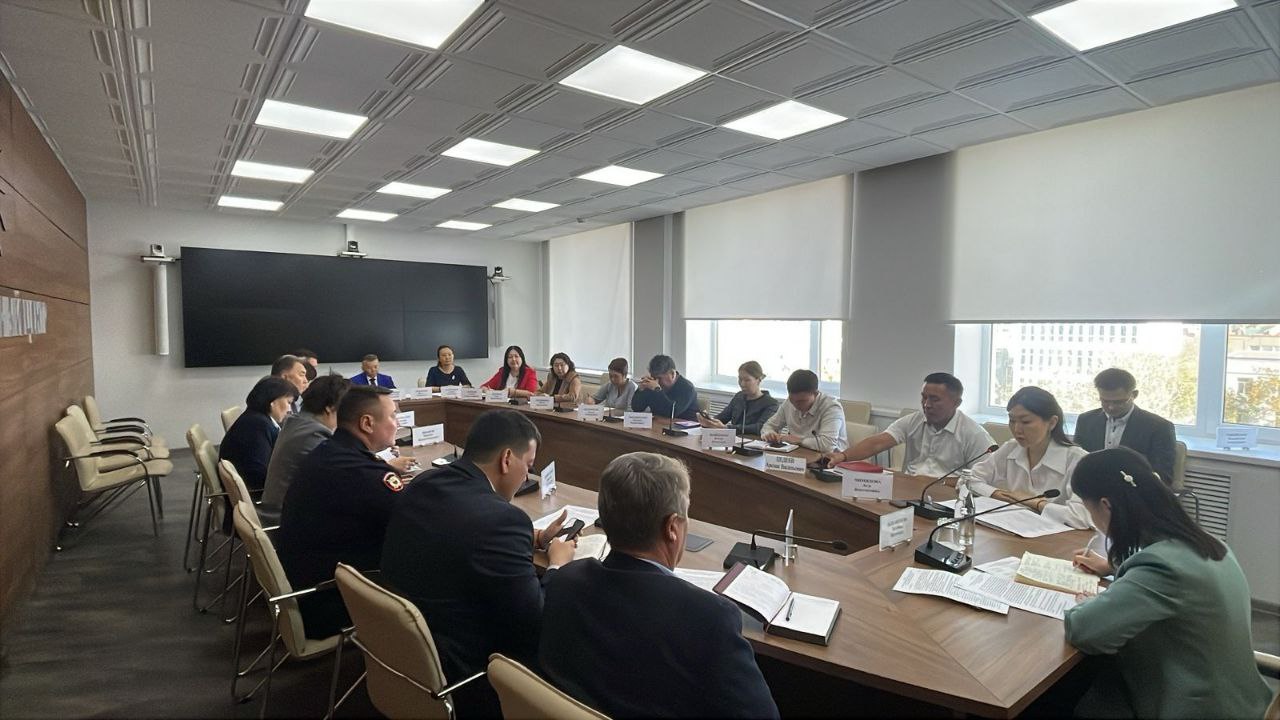 В Калмыкии под председательством вице премьера Марины Ользятиевой состоялось заседание комиссии Фонда Защитники Отечества В работе комиссии приняла участие Киштя Джиргаловна начальник отдела поддержки молодёжных инициатив и инфраструктурных проектов Агентства по делам молодёжи РК Были приняты ключевые решения по поддержке участников СВО и их семей   Установка в Элисте баннеров с участниками СВО  Организация поездок детей в оздоровительные лагеря  Выделение санаторно курортных путевок для семей  Реабилитация ветеранов в ведущих клиниках страны с транспортировкой от Минздрава РК  Подписание соглашения с военкоматом для укрепления сотрудничества  Продолжение выездных приемов для оказания юридической помощи Как подчеркнула вице премьер поддержка защитников Отечества остается приоритетом и все вопросы решаются в оперативном порядке