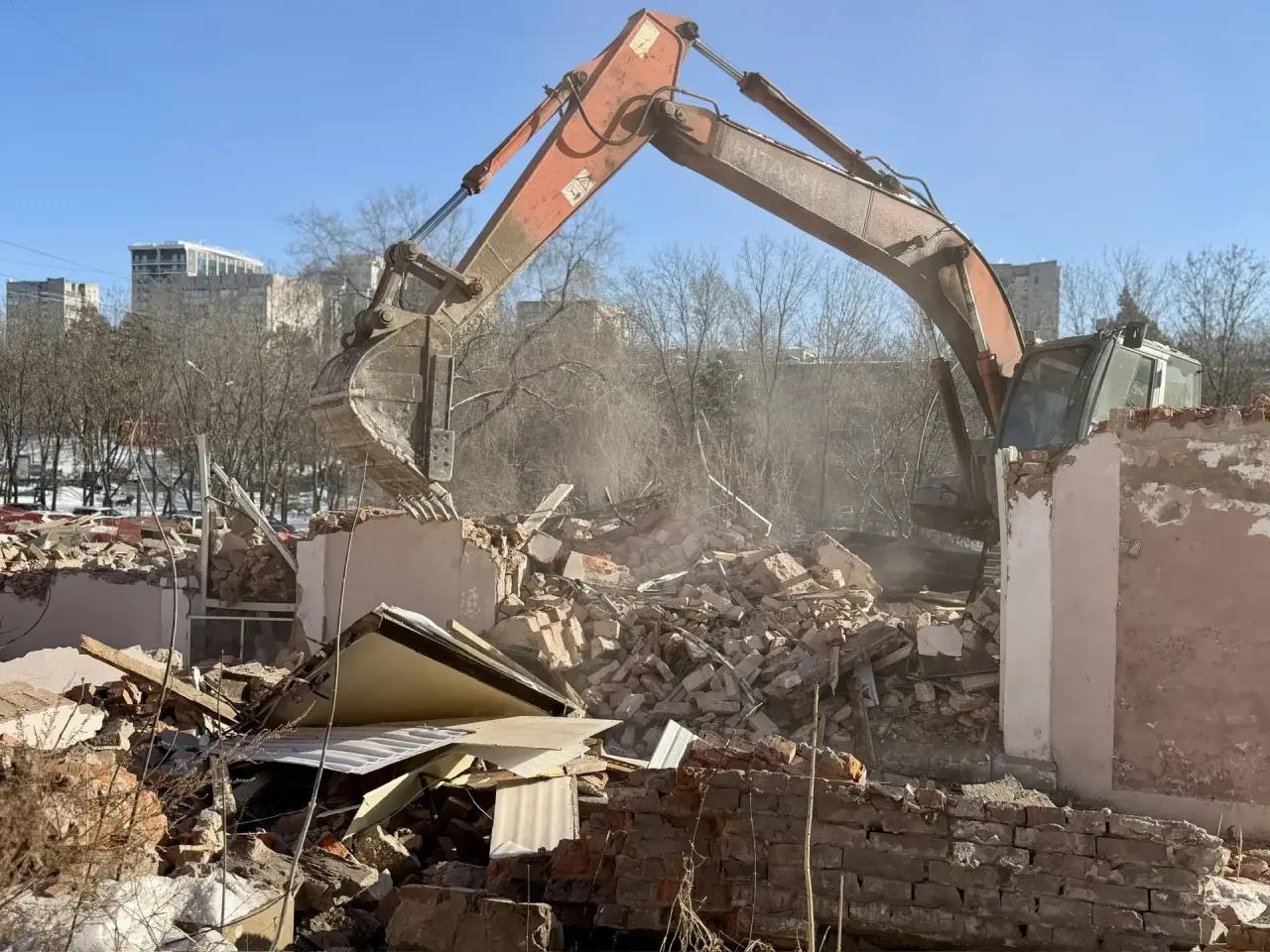 В Хабаровске приступили к сносу сразу нескольких известных зданий Так сегодня начался снос комбината МЖК Ранее сообщалось о том что участок планируется отдать под КРТ Накануне спецтехнику заметили у офисного долгостроя на Шеронова Суд постановил провести снос еще два года назад Напомним что возведение административного здания началось более 20 лет назад его сдача планировалась в 2006 м а затем и в 2013 году однако довести строительство до конца не удалось Также завершился снос бараков на Гоголя который ранее пришлось приостановить из за проблем с расселением Сообщается что в ближайшее время запланирован снос еще 14 бараков   Будь в курсе событий везде ОК VK MAX