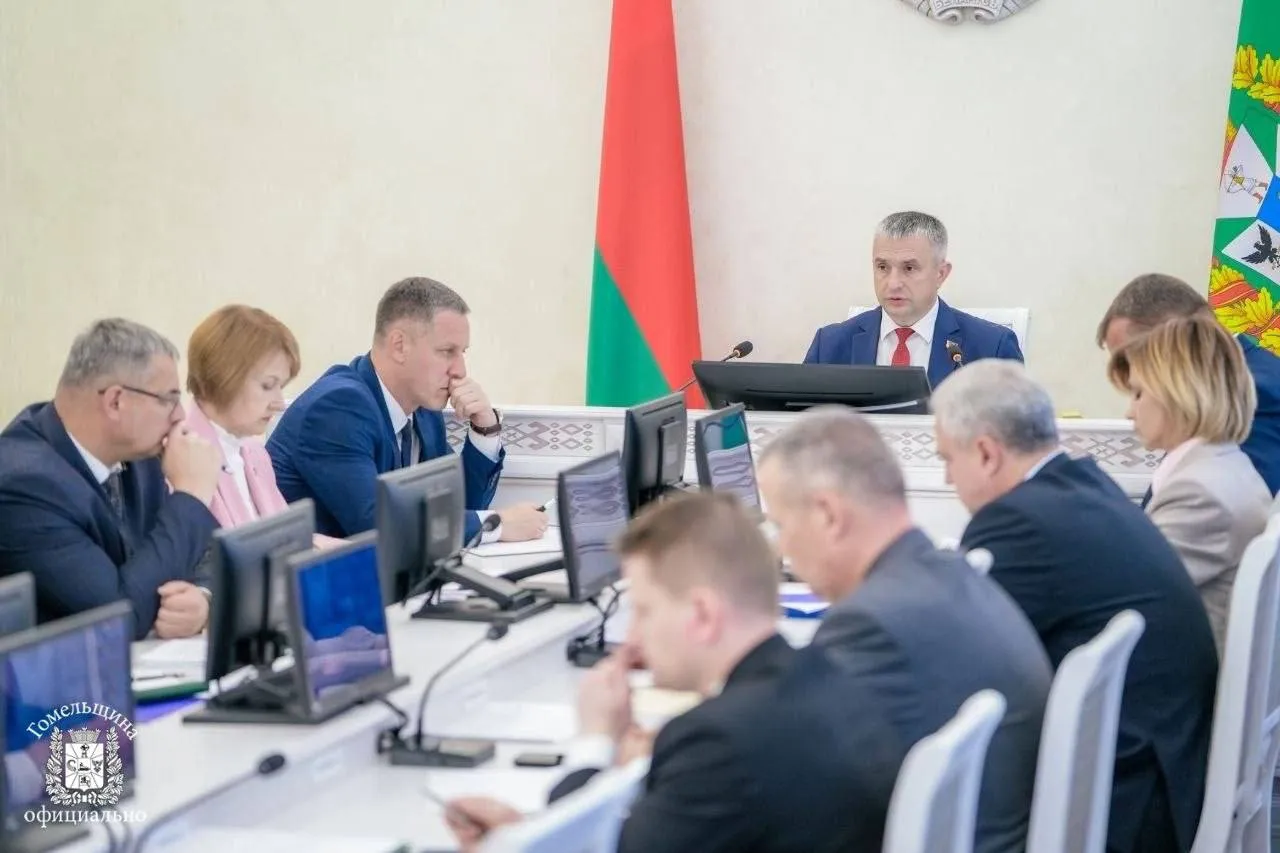 Еще один из вопросов аппаратного совещания готовность региона к купальному сезону Решения о начале купального сезона принято во всех районах области утверждены планы по предупреждению гибели людей на водах спасатели ОСВОД и МЧС активно занимаются профилактической работой с населением Проводится водолазное обследование и очистка подводной части акватории пляжей Медленнее идет эта работа на поймах реки Сож где все еще повышен уровень воды При наступлении благоприятных условий дно здесь также будет очищено На всех пляжах будет проведена подсыпка песка уборка территории установлены детские купальни Дополнительно для обеспечения безопасности граждан будет привлечено более 220 сезонных матросов спасателей традиционно будут работать два студенческих отряда На территории юго восточного региона около 990 мест запрещены для купания Поручение губернатора Ивана Крупко для жителей должны быть созданы максимально комфортные и безопасные условия для отдыха во всех районах области