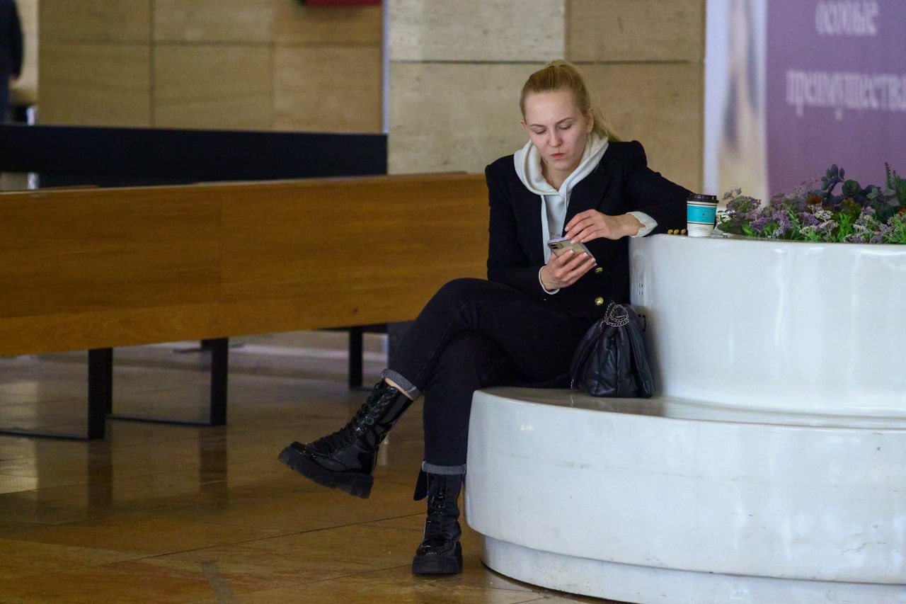 Подключение смартфона к зарядным станциям в аэропортах торговых центрах и на вокзалах действительно может привести к утечке данных или заражению устройства вредоносными программами Неправильные действия при подключении могут предоставить злоумышленникам доступ к личным данным фотографиям и банковским приложениям рассказали РБК опрошенные эксперты Основной риск возникает когда пользователь сам предоставляет доступ к данным рассказал РБК ведущий аналитик Mobile Research Group Эльдар Муртазин При подключении телефона к зарядной станции устройство может предложить выбрать тип соединения только зарядка или доступ к данным напомнил он Однако угрозы могут исходить не только от стационарных портов опасность могут представлять и пауэрбанки добавил глава агентства TelecomDaily Денис Кусков Если в них вставлен модуль Wi Fi то данные с телефона могут передаваться еще куда то Добросовестные компании конечно так не делают отметил Кусков Эксперт рекомендует использовать в общественных местах собственные зарядные устройства Фото Sobolev Artyom news ru Global Look Press РБК в Telegram MAX