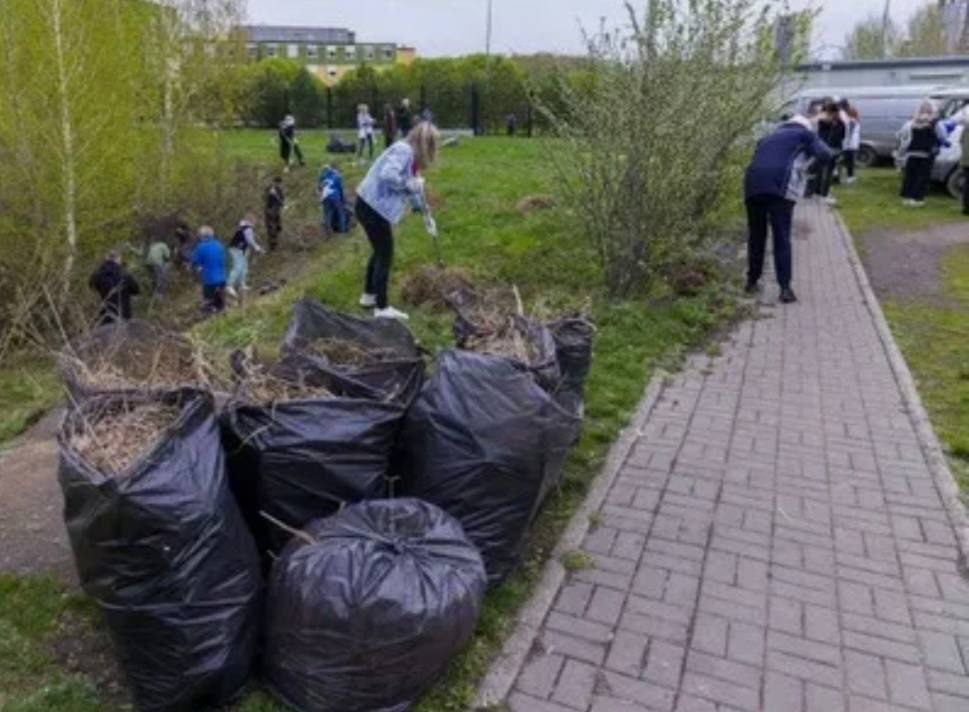 В России предложили запретить проведение работодателями субботников Директор Института исследования проблем современной политики ИИПСП Антон Орлов направил министру труда и социальной защиты РФ Антону Котякову просьбу рассмотреть возможность введения запрета на проведение работодателями субботников с обязательным участием сотрудников. В своем обращении Орлов попросил оценить целесообразность законодательного запрета на такие мероприятия и возможность включения данного требования в коллективные договоры. Он отметил, что на различных предприятиях работники часто привлекаются к участию в мероприятиях, связанных с общественно-полезным трудом, таким как уборка мусора и благоустройство территорий. Это происходит, несмотря на отсутствие в трудовом законодательстве термина «субботник» и наличие прямого запрета на принудительный труд, установленного статьей 4 Трудового кодекса РФ. Орлов также указал, что многие частные и государственные компании предпочитают задействовать своих сотрудников вместо найма специализированных служб, а руководители учебных заведений нередко привлекают к подобным мероприятиям учащихся и студентов. Он добавил, что отказ от участия в субботниках часто приводит к различным санкциям — от устного осуждения и удержания премии до непродления трудового контракта, что фактически является увольнением без объяснения причин. По его словам, лазейка в законодательстве позволяет включать обязательное участие работников в такие мероприятия в коллективные договоры. Что думаете? НАШИ НОВОСТИ ПОДПИСАТЬСЯ